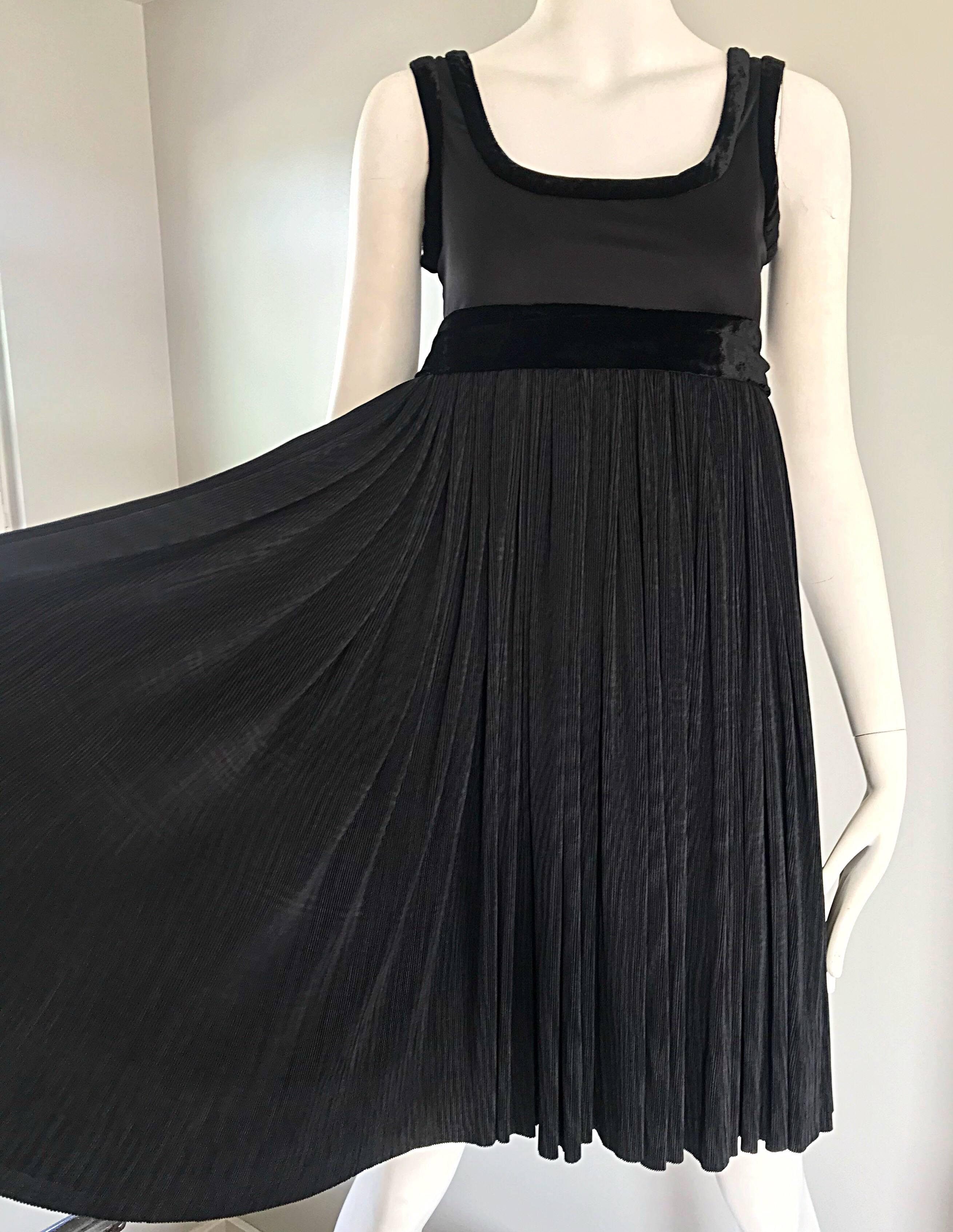 Noir Romeo Gigli - Petite robe noire chic vintage style Empire à taille trapézoïdale, années 1990 en vente