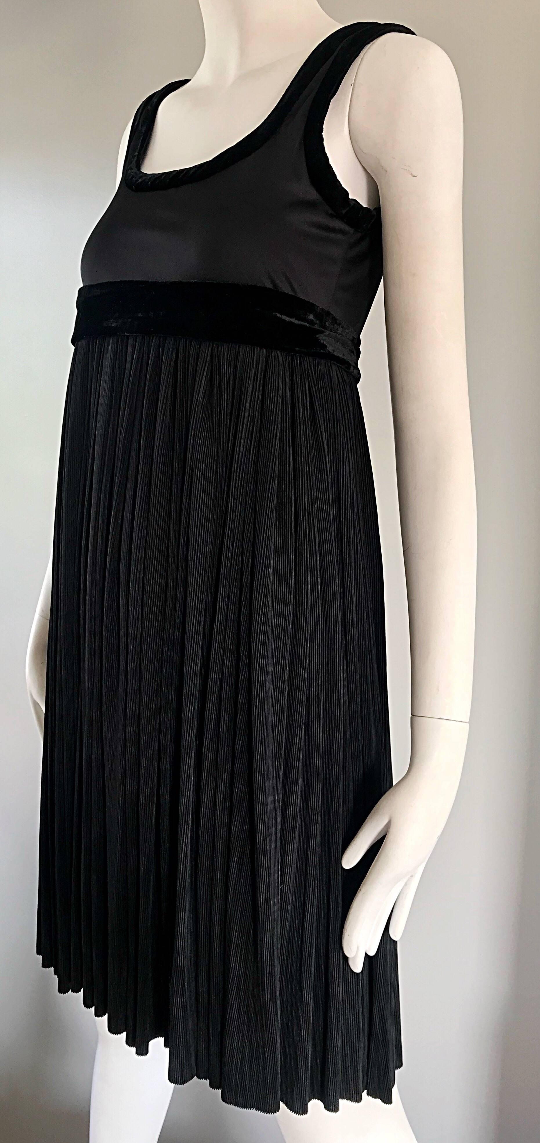 Romeo Gigli - Petite robe noire chic vintage style Empire à taille trapézoïdale, années 1990 Pour femmes en vente