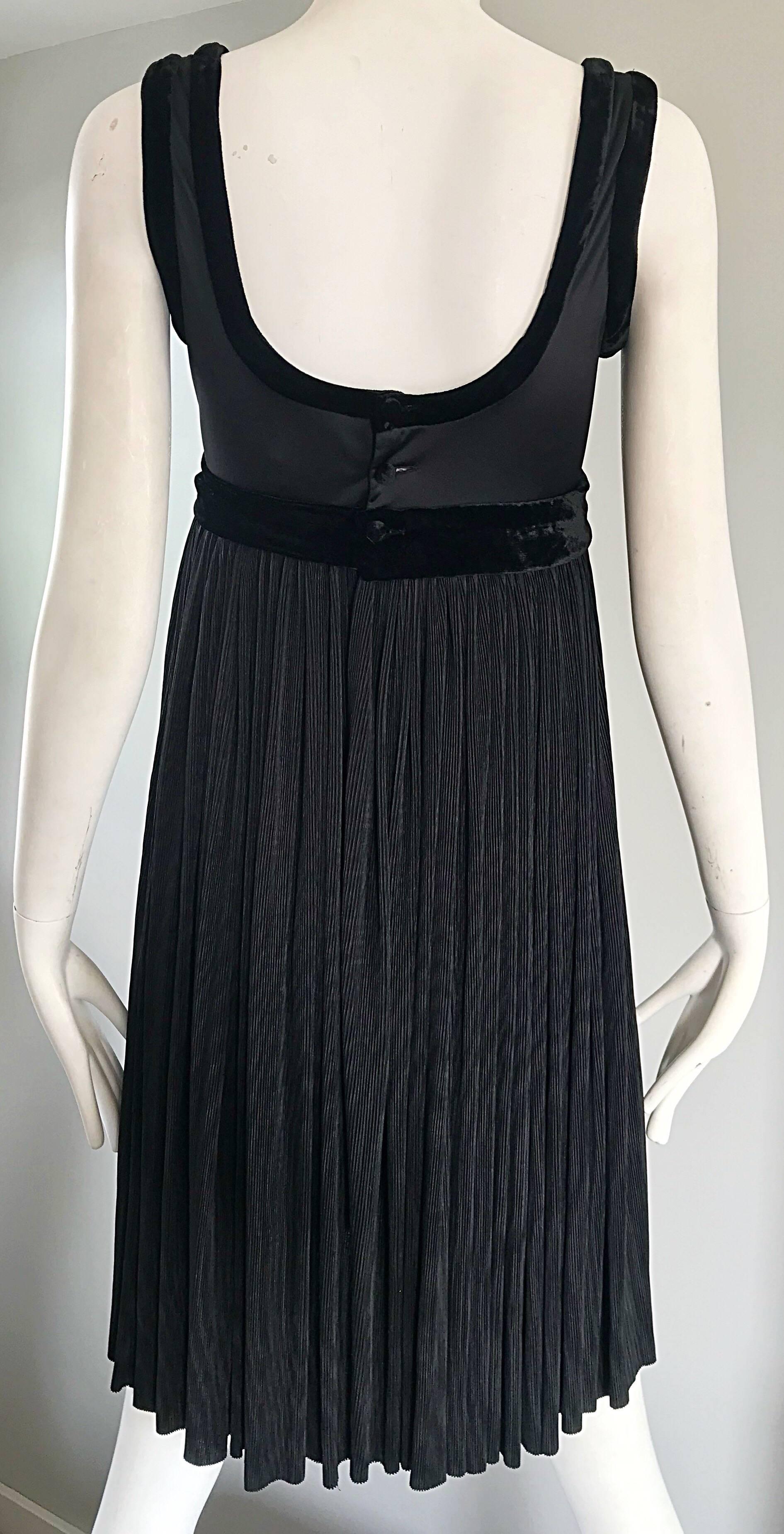 Romeo Gigli - Petite robe noire chic vintage style Empire à taille trapézoïdale, années 1990 en vente 1