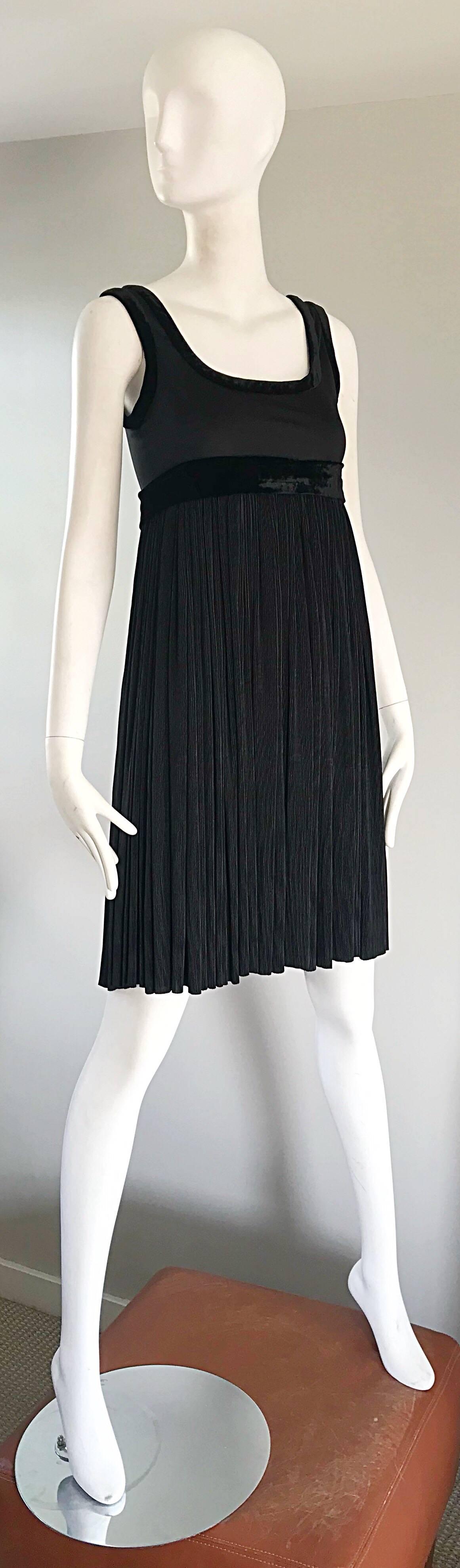 Romeo Gigli - Petite robe noire chic vintage style Empire à taille trapézoïdale, années 1990 en vente 2