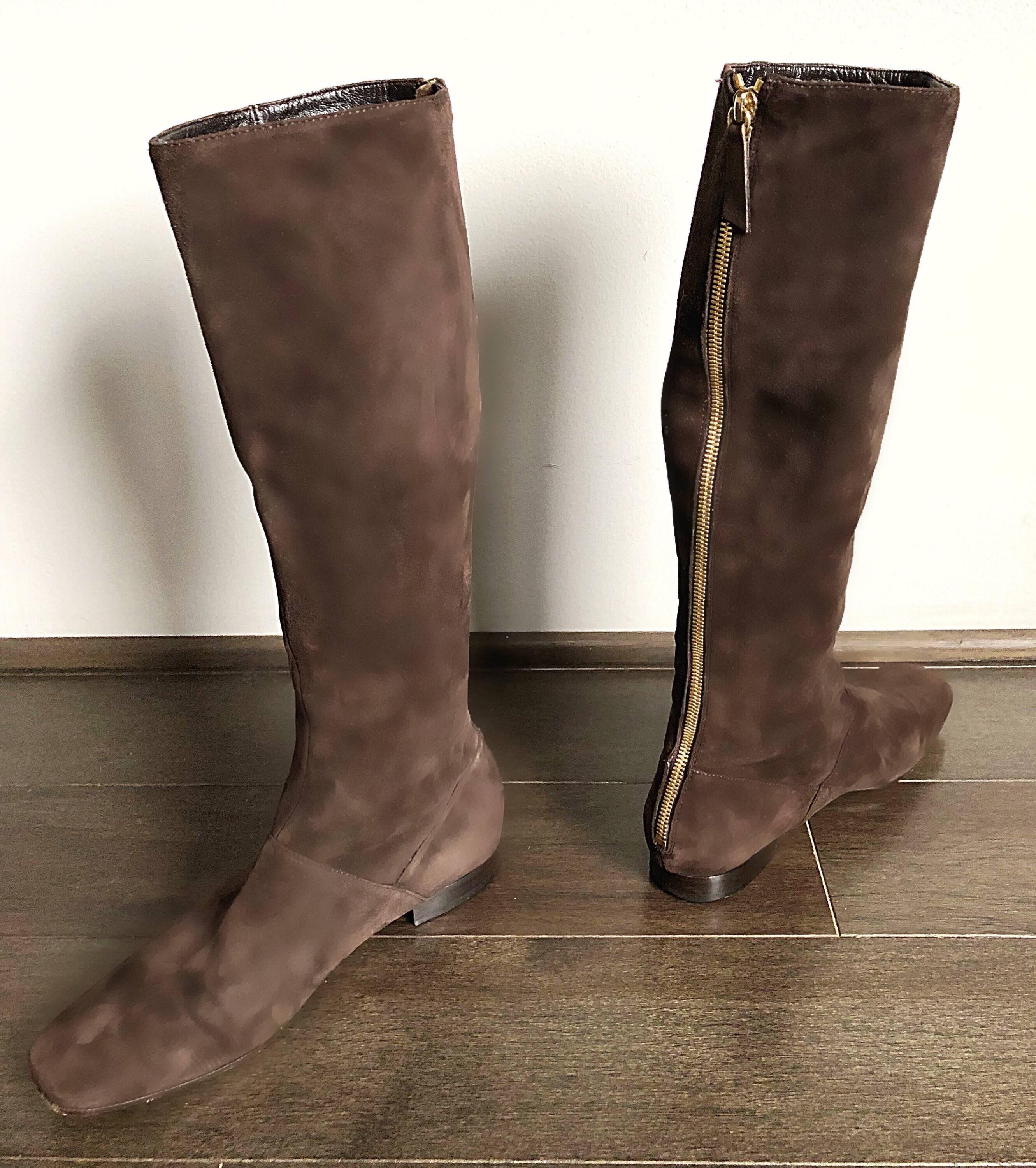 Nie getragene vintage 1990er MOSCHINO CHEAP und CHIC schokoladenbraune kniehohe flache Stiefel aus Wildleder! Mühelos schick, mit einer schlanken Spitze und einem freiliegenden goldenen Reißverschluss auf der Rückseite. Superbequem und sehr leicht