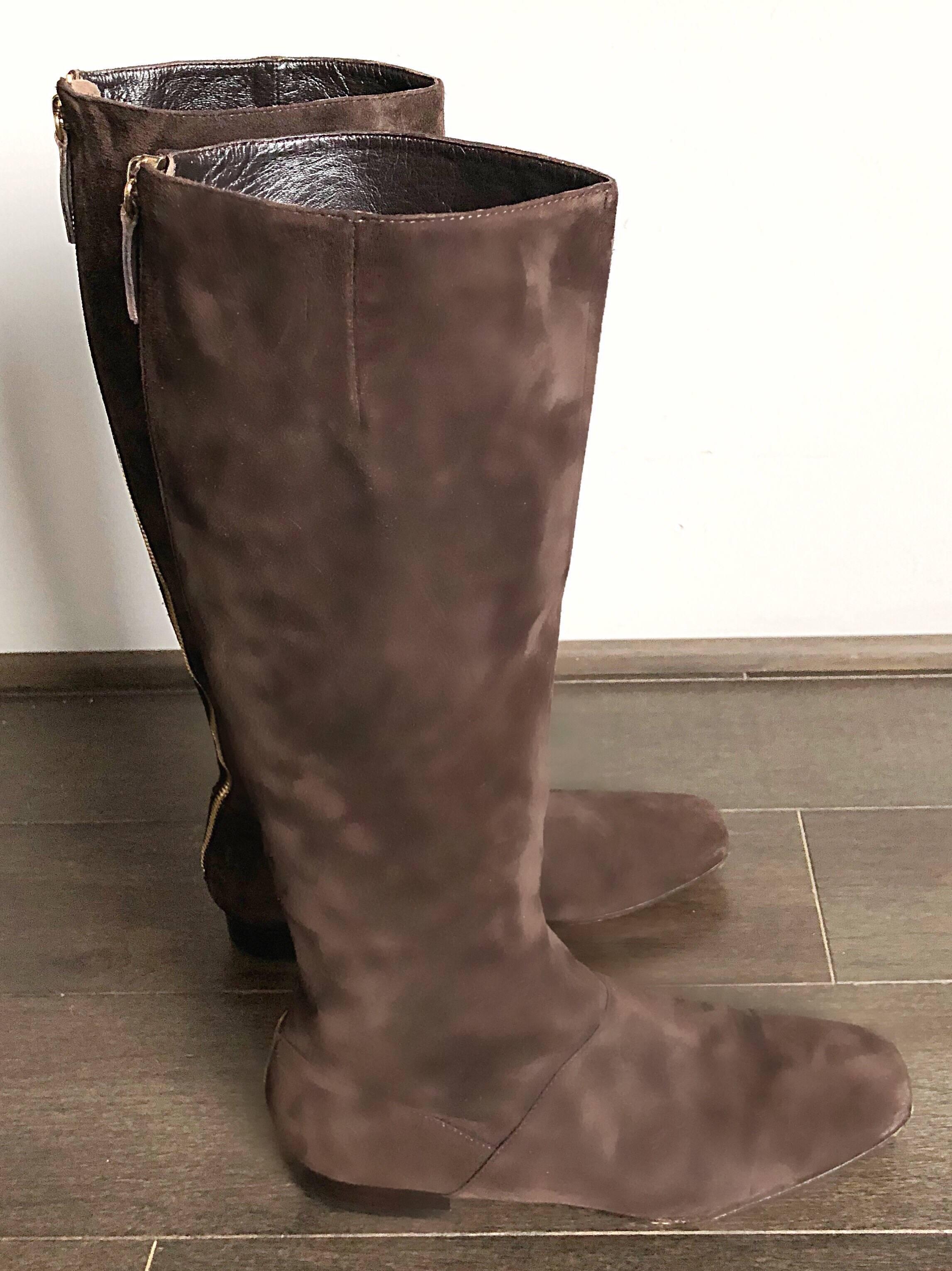 Neu 1990er Moschino Cheap & Chic Kniehohe Stiefel aus braunem Wildleder, Größe 38,5 / 8,5 im Zustand „Neu“ im Angebot in San Diego, CA