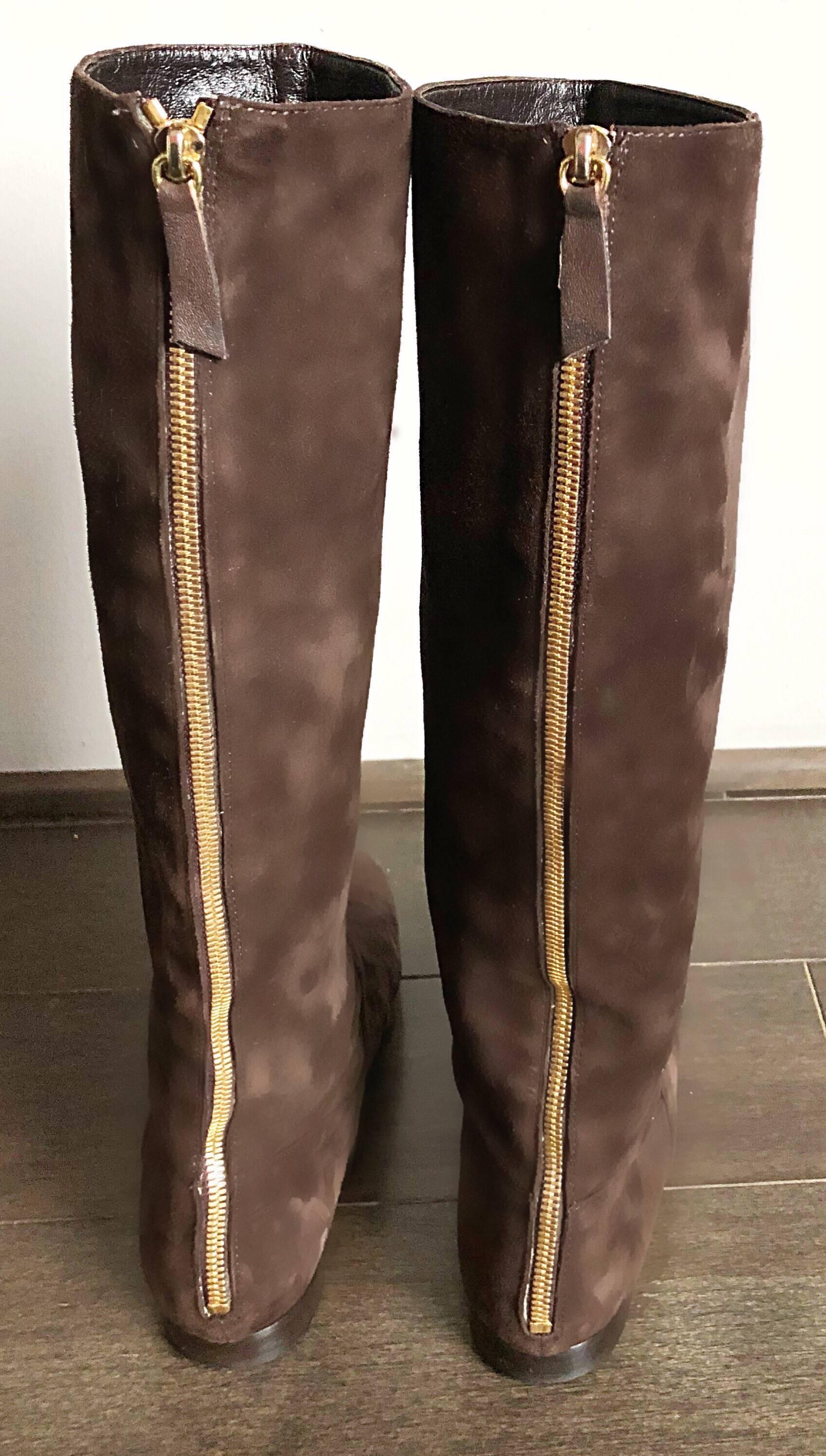 New 1990s Moschino Cheap & Chic Size 38.5 / 8.5 Brown Suede 90s Knee High Boots In New Condition For Sale In San Diego, CA