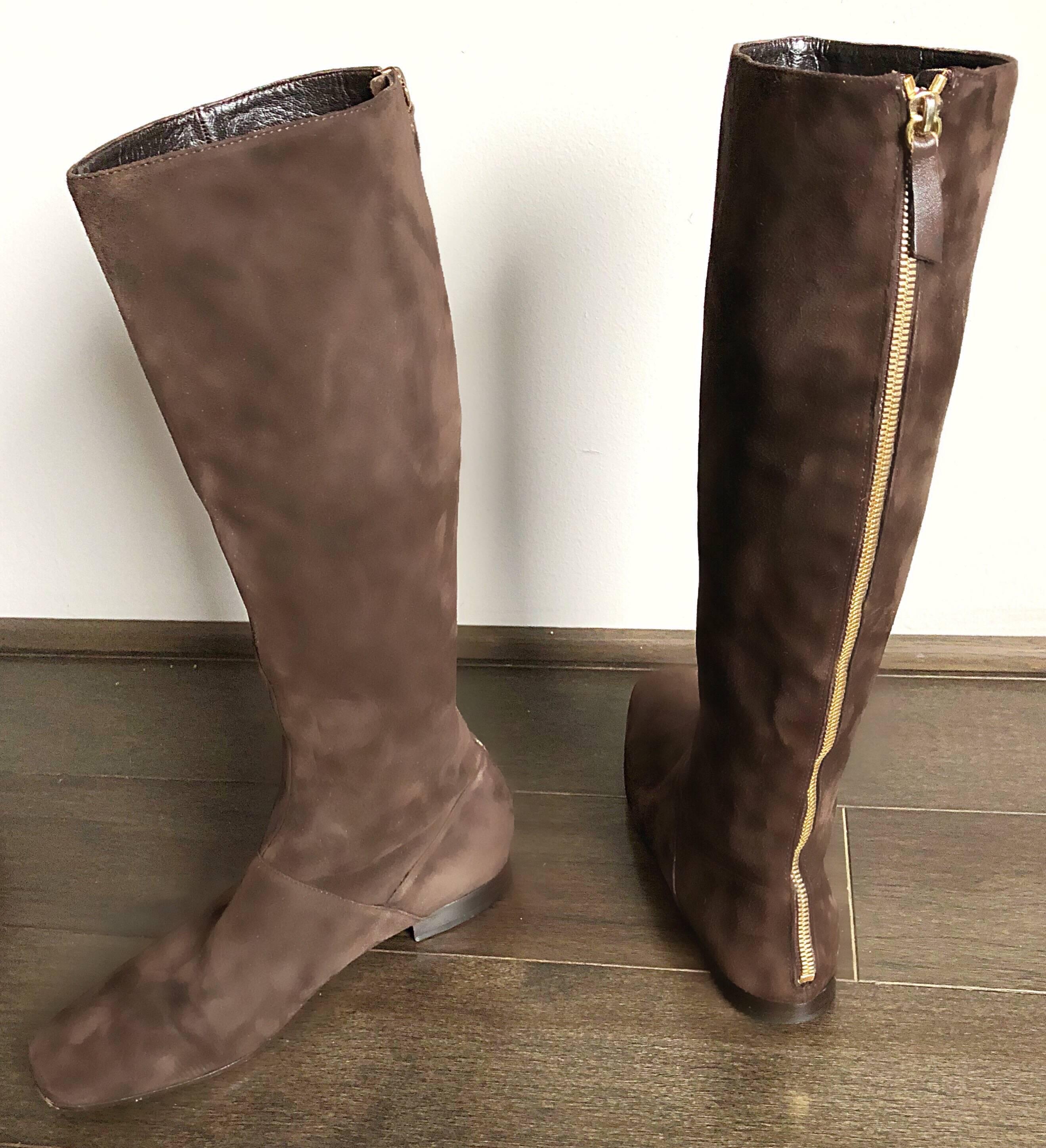 New 1990s Moschino Cheap & Chic Size 38.5 / 8.5 Brown Suede 90s Knee High Boots For Sale 2