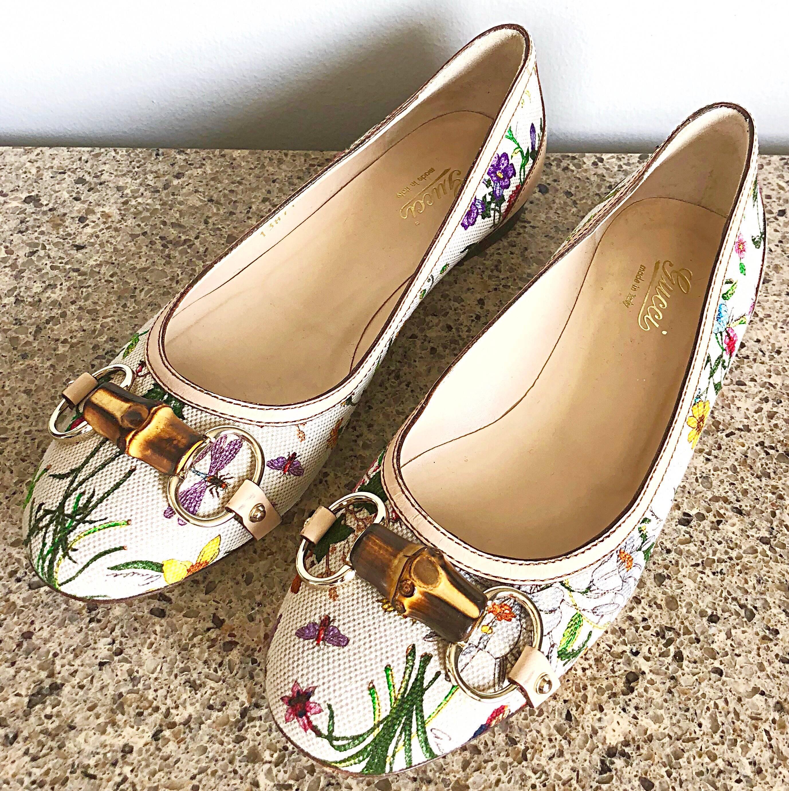 Chic classic GUCCI flora print ballet flats! Features the signature flora print throughout, with a horsebit on the front of each shoe. Nude leather details. Can easily be dressed up or down. Great with jeans, shorts, a skirt or dress. Only worn