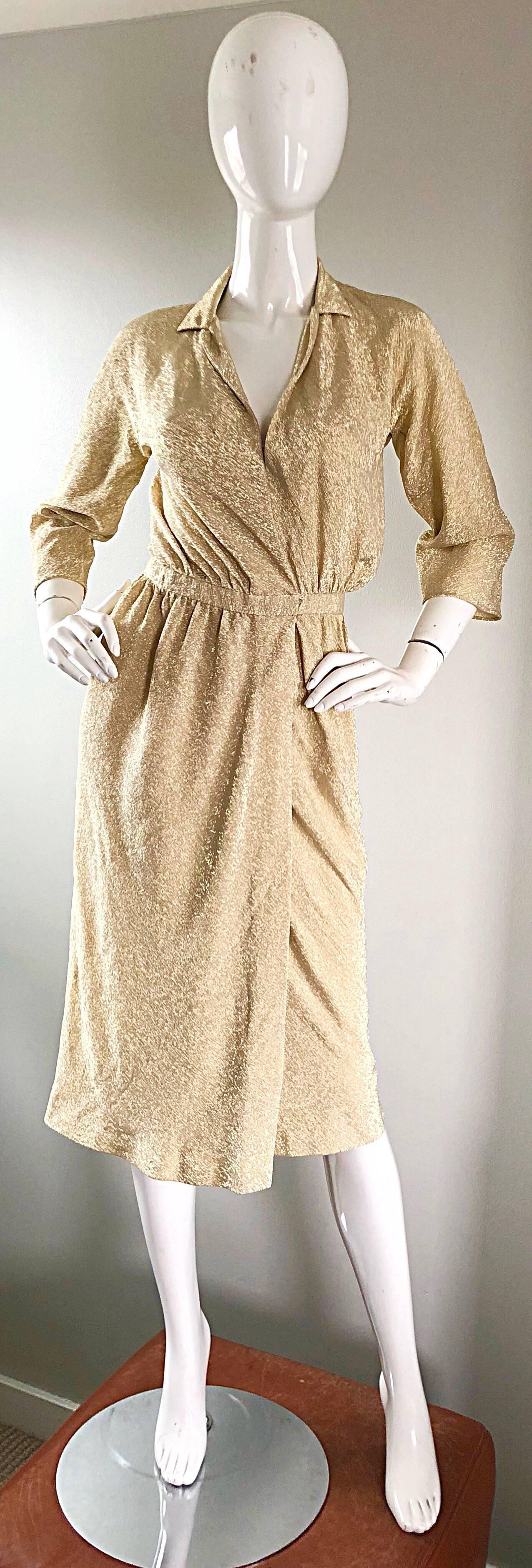 ¡Sexy e icónico vestido camisero de lúrex de seda metalizado dorado HALSTON de los años 70! Presenta una silueta impresionante, con un escote pronunciado en un favorecedor estilo envolvente. ¡Studio 54 en su máxima expresión! Detalles de alta