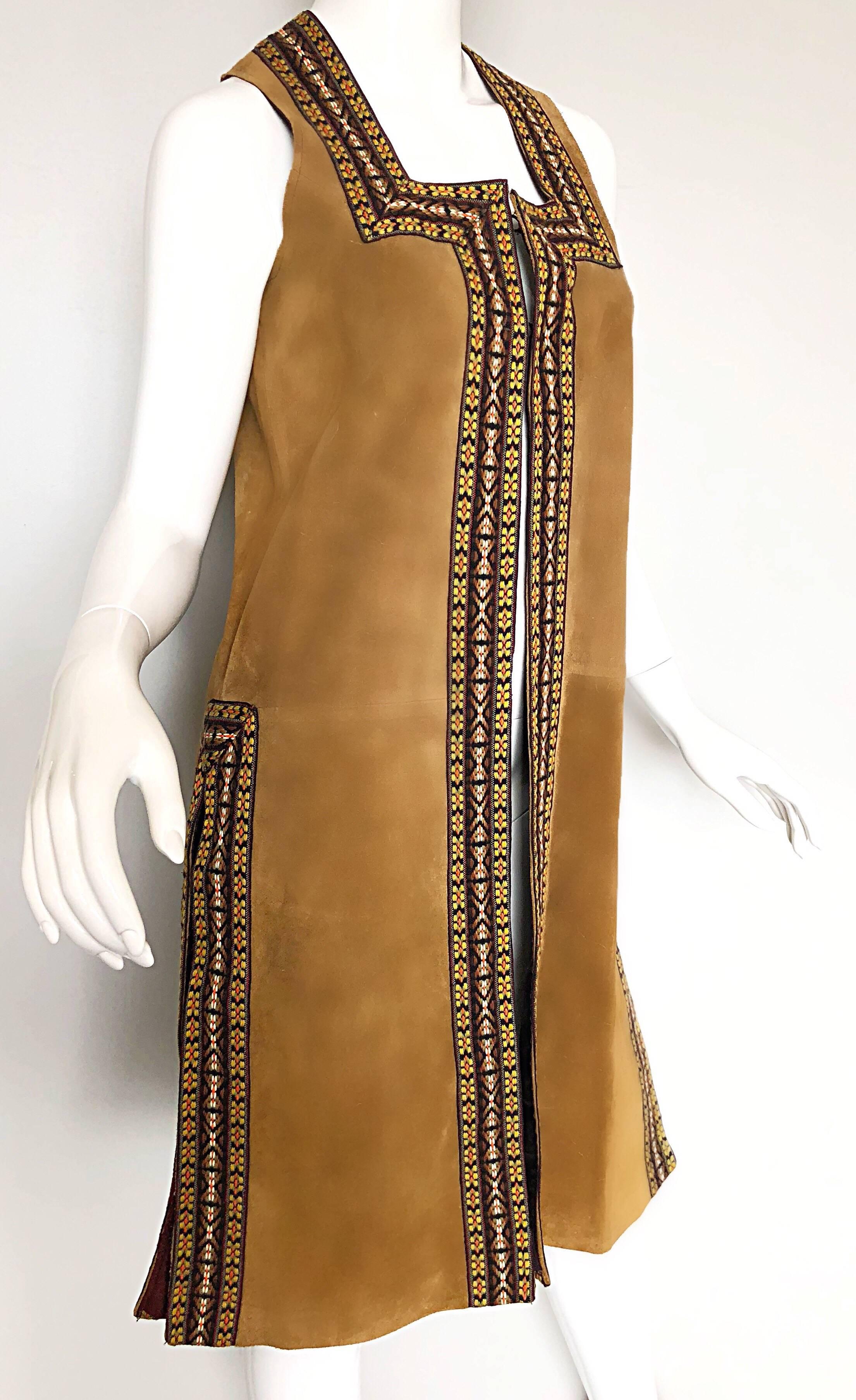 Chic 1970s Tan Suede Leather Embroidered 70s Vintage Boho Sleeveless Vest Jacket In Excellent Condition For Sale In San Diego, CA