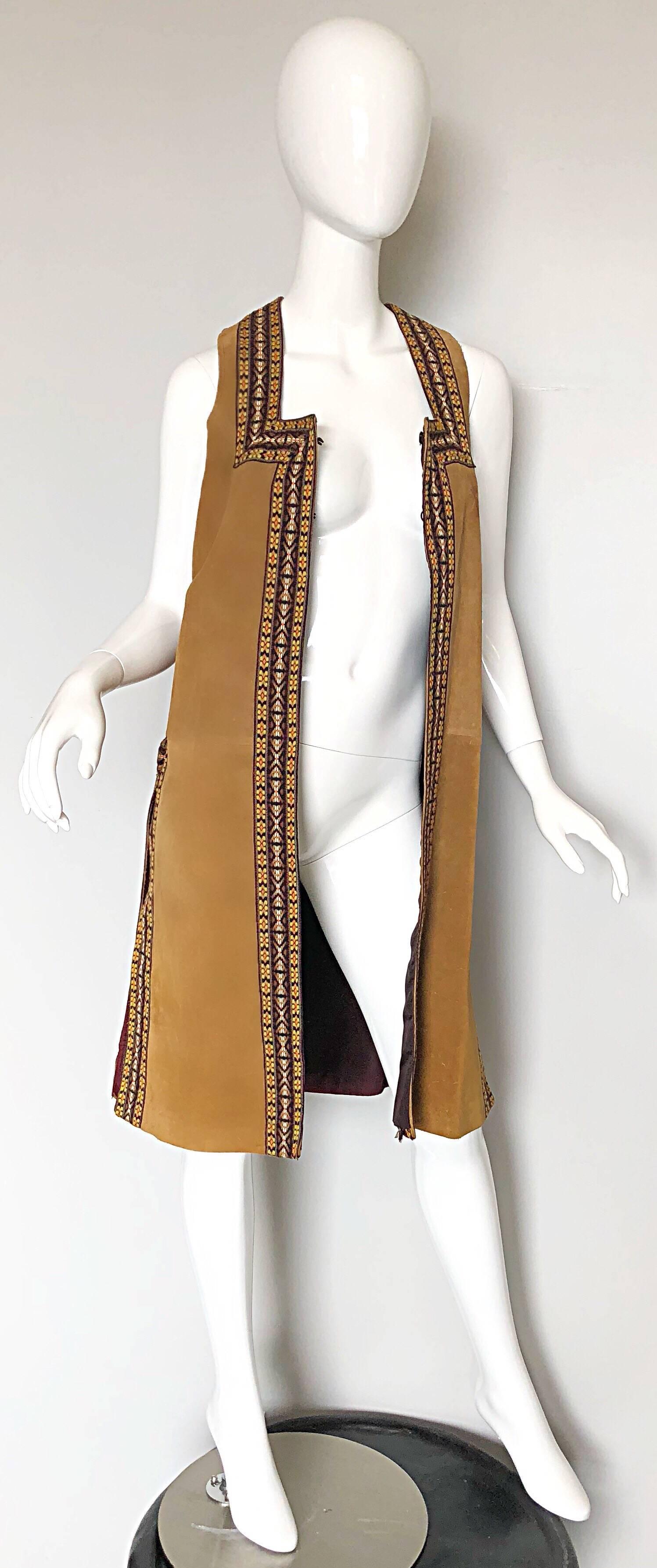 Chic 1970s Tan Suede Leather Embroidered 70s Vintage Boho Sleeveless Vest Jacket in vendita 1