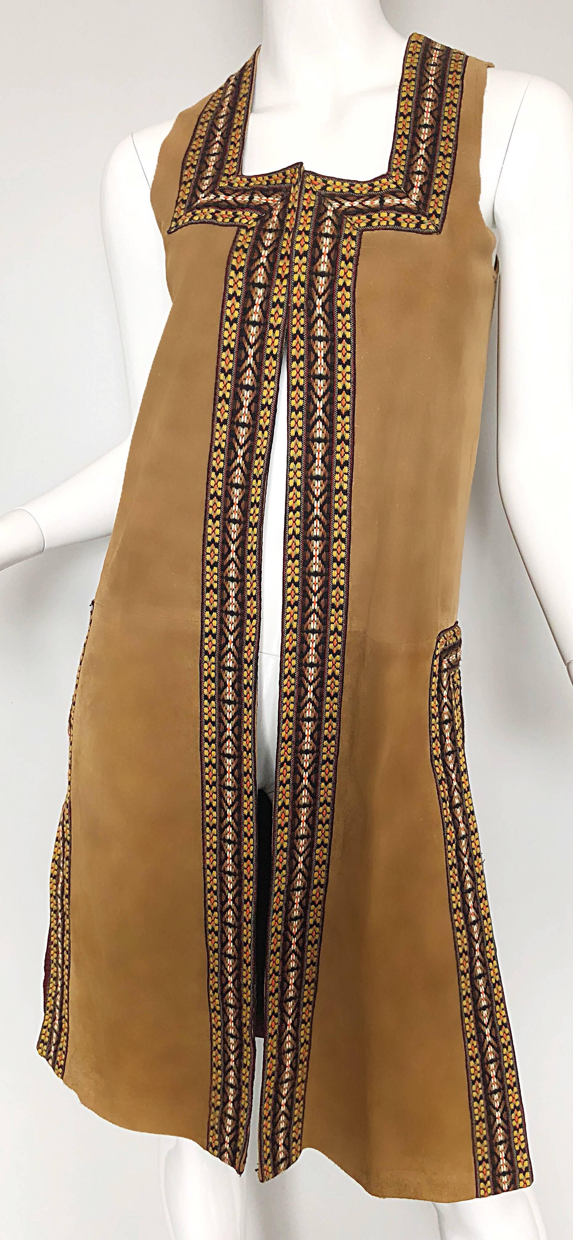 Chic 1970s Tan Suede Leather Embroidered 70s Vintage Boho Sleeveless Vest Jacket For Sale 2