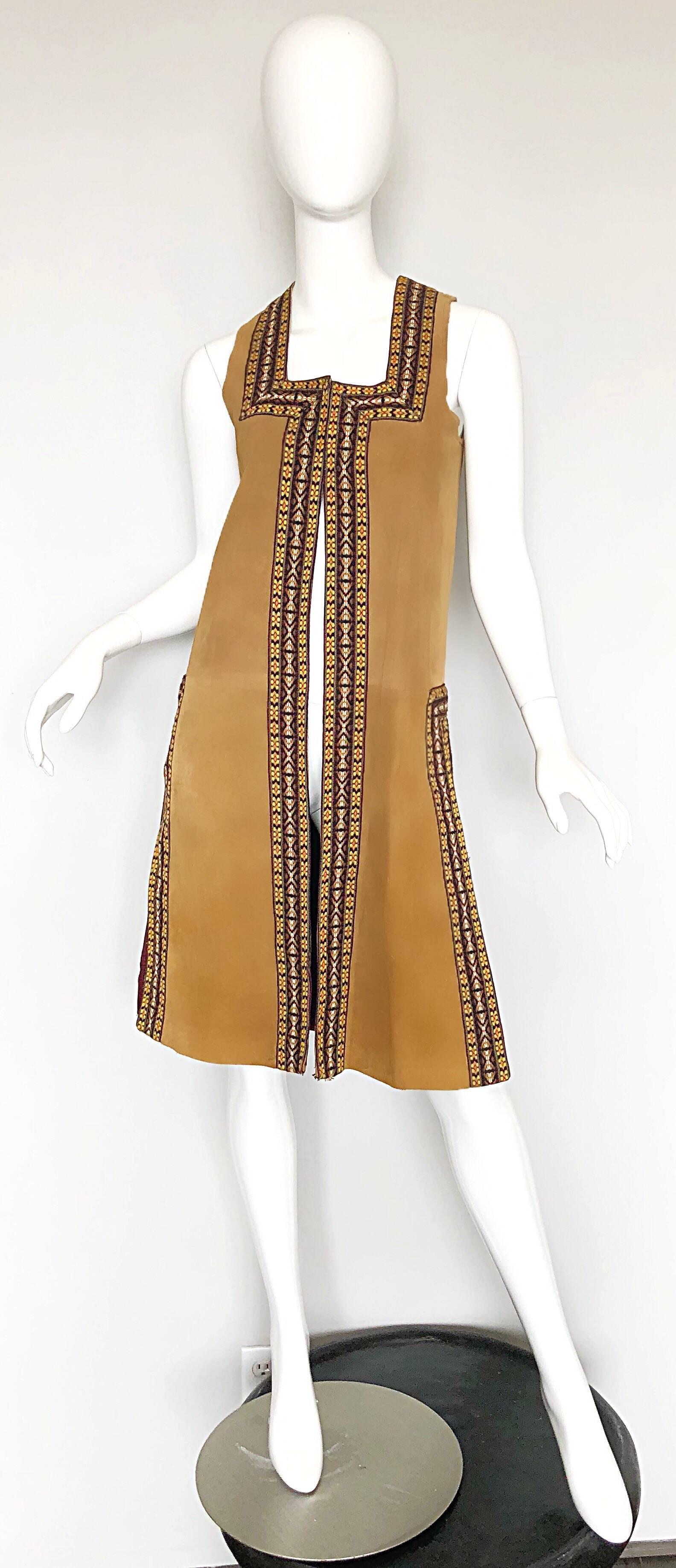 Chic 1970s Tan Suede Leather Embroidered 70s Vintage Boho Sleeveless Vest Jacket in vendita 5