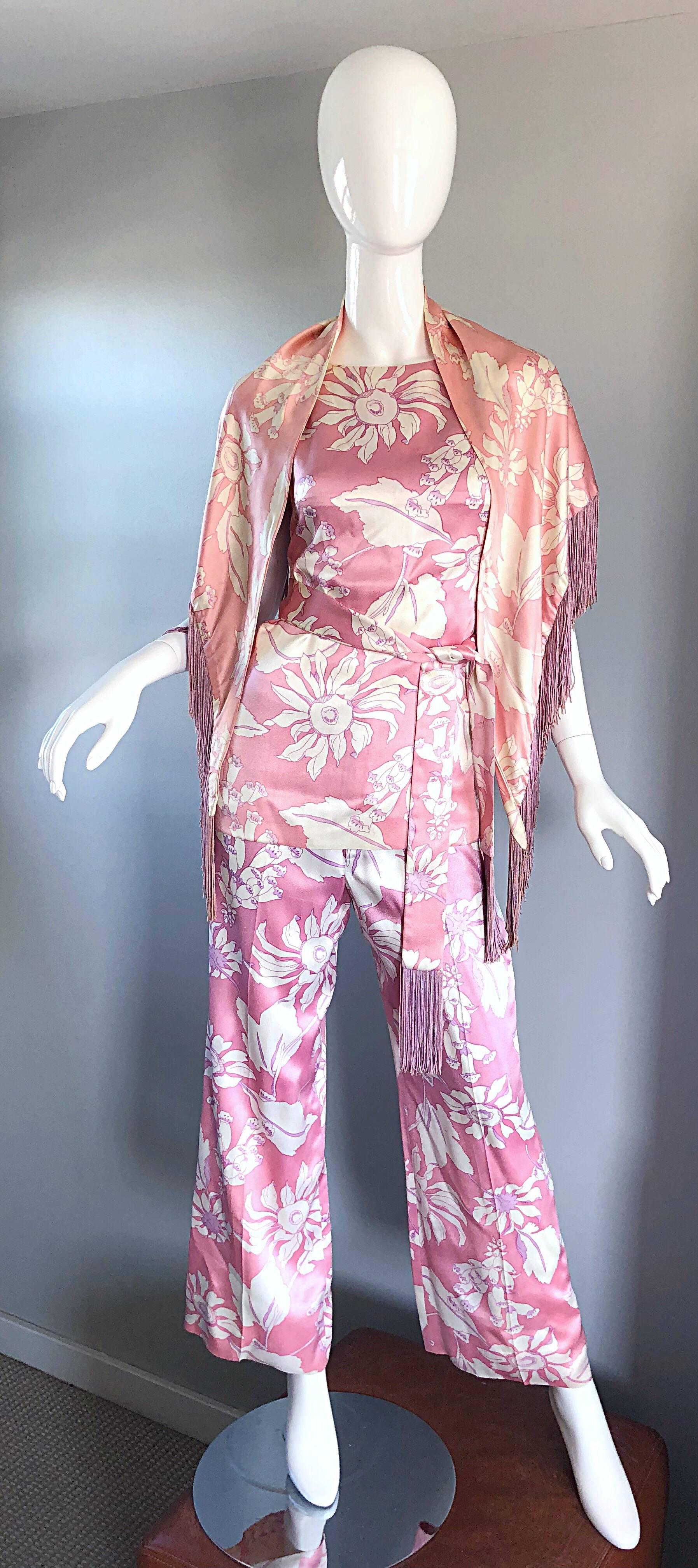 Superbe ensemble quatre pièces GEOFFREY BEENE des années 70, style pyjama en soie ! Chaque pièce est ornée d'un imprimé floral abstrait rose pâle et blanc. Le châle est volontairement assorti de rose pâle et d'ivoire pour mettre en valeur