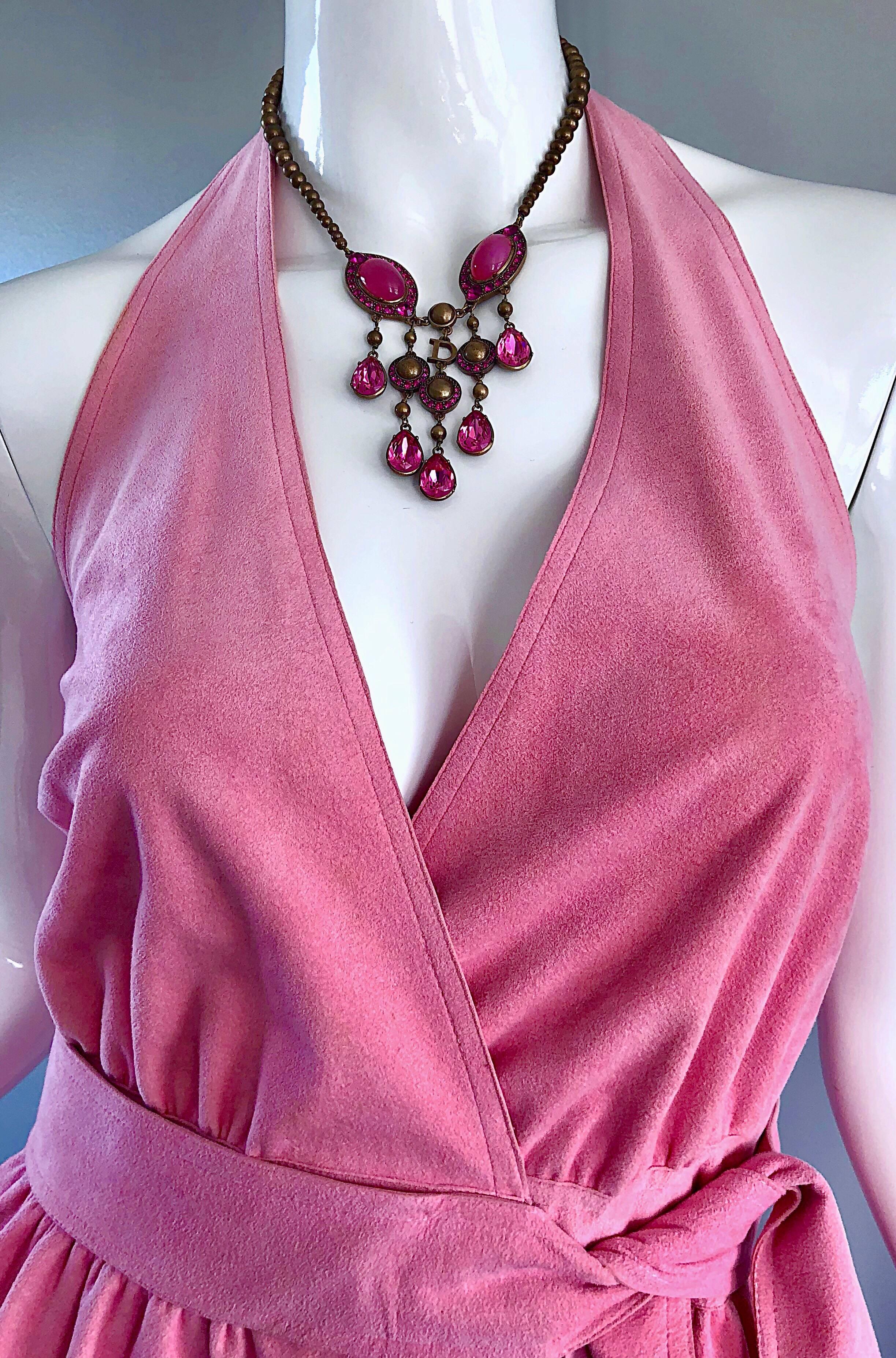 1970er Jahre Halston Bubblegum Pink Ultrasuede Vintage 70er Neckholder Wrap Maxikleid Damen