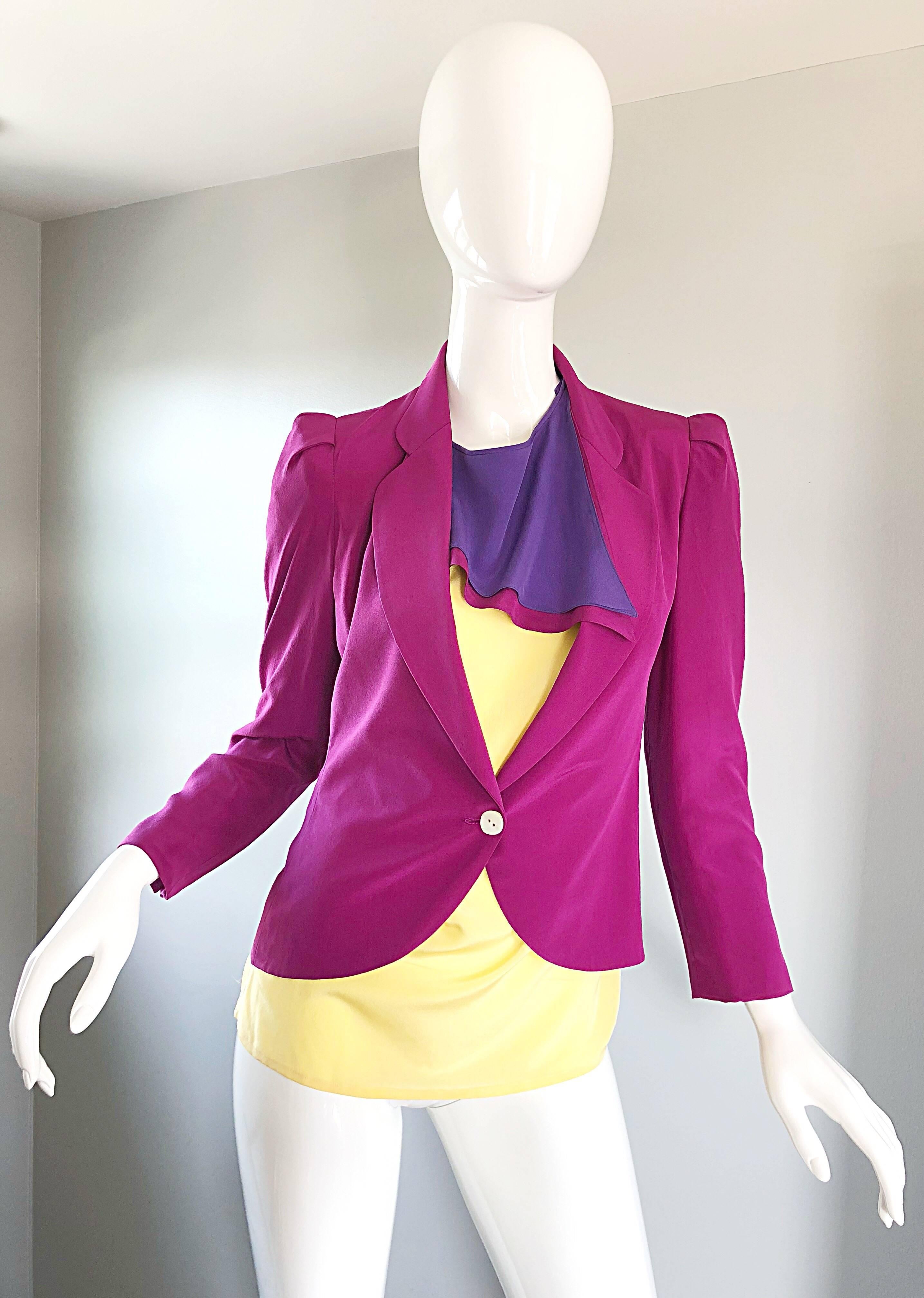 Chic blouse tunique vintage SALVATORE FERRAGOMO en soie rose fuchsia, violet et jaune pâle et veste blazer ajustée ! La tunique a une coupe avant-gardiste, avec un foulard attaché. Bouton en haut de l'encolure arrière. Le blazer ajusté est dans une