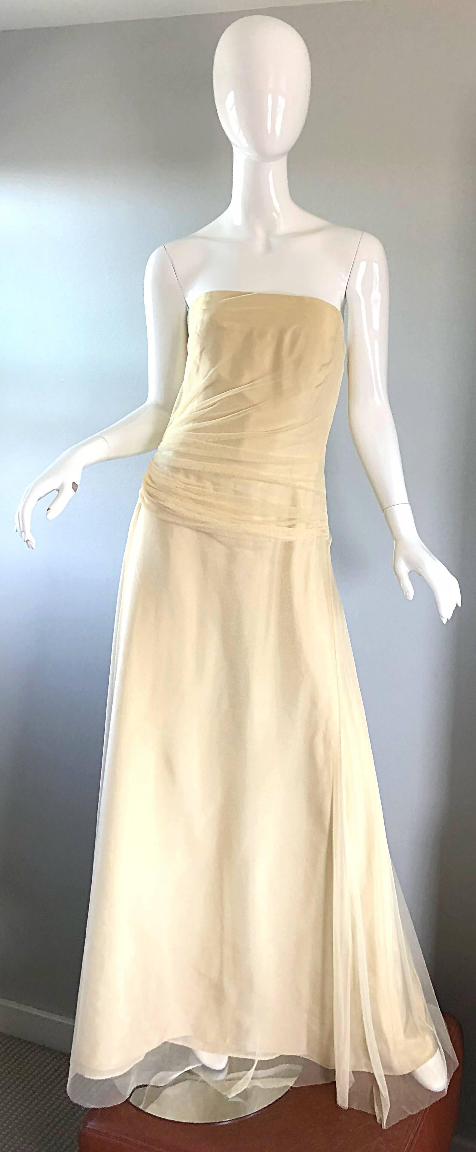 Striking 1990s VERA WANG pale yellow strapless taffeta and mesh evening dress! Features a taffeta base with a mesh overlay. Slight train in the back adds just the right amount of drama. Boned fitted bodice with a forgiving full skirt. Hidden zipper