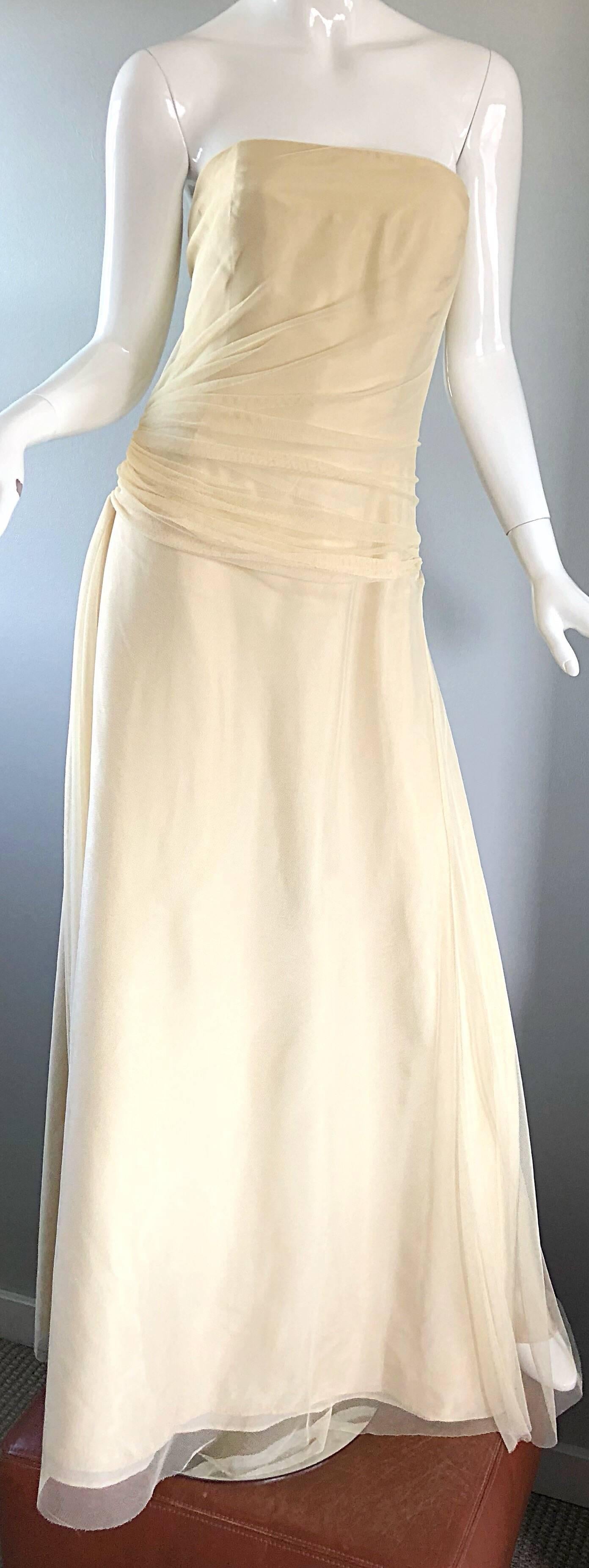 Vera Wang Vintage Size 10 Pale Yellow 1990s Strapless Taffeta 90s Ball Gown In Excellent Condition In San Diego, CA