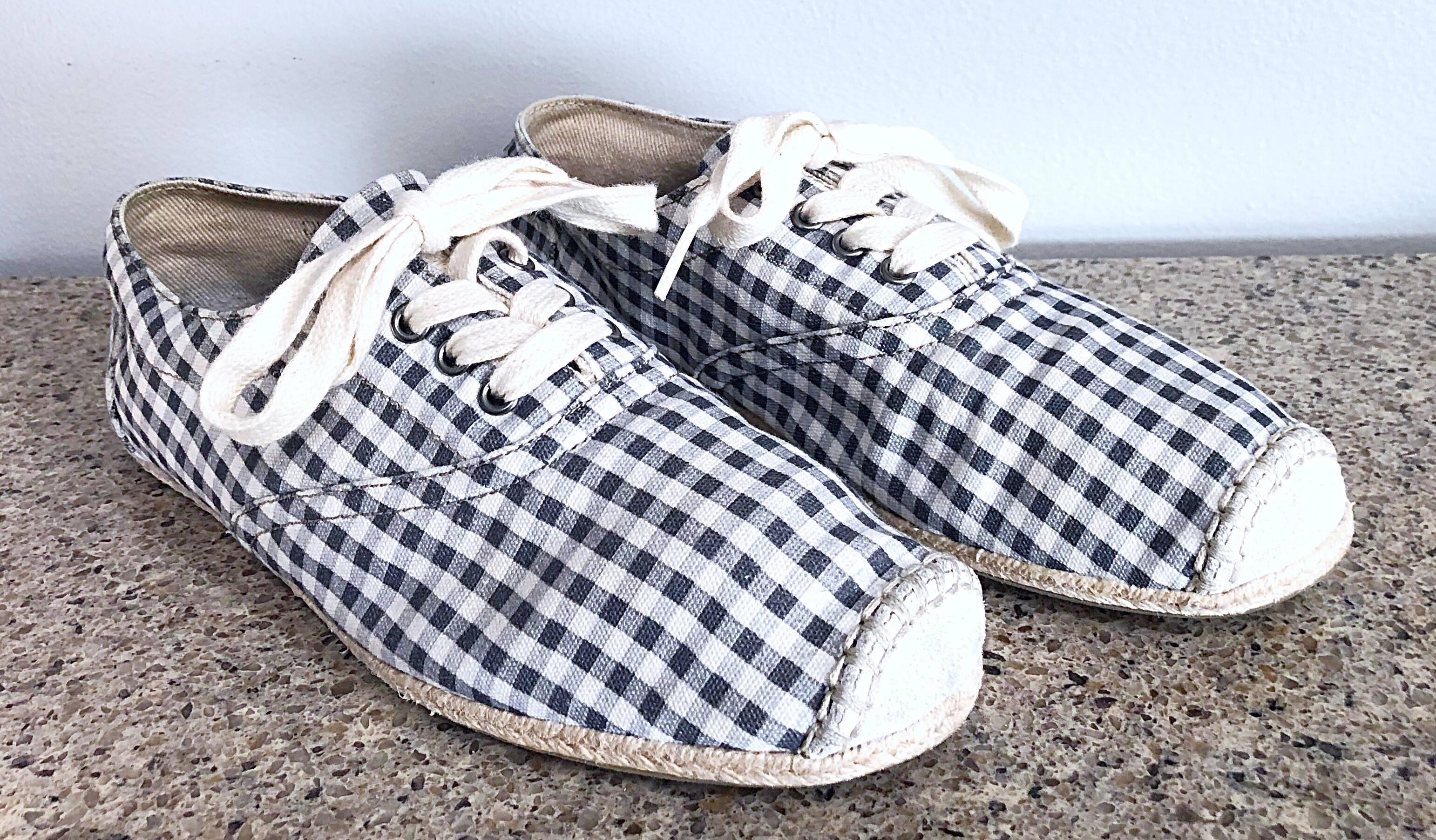 Brandneue, seltene und nie getragene Herrenschuhe der Marke DOLCE AND GABBANA in grau und elfenbeinfarbenem Karomuster zum Schnüren mit Espadrille! Mit grau-weißem Gingham-Karomuster und elfenbeinfarbenen Baumwollspitzen. Spitze aus Wildleder, mit