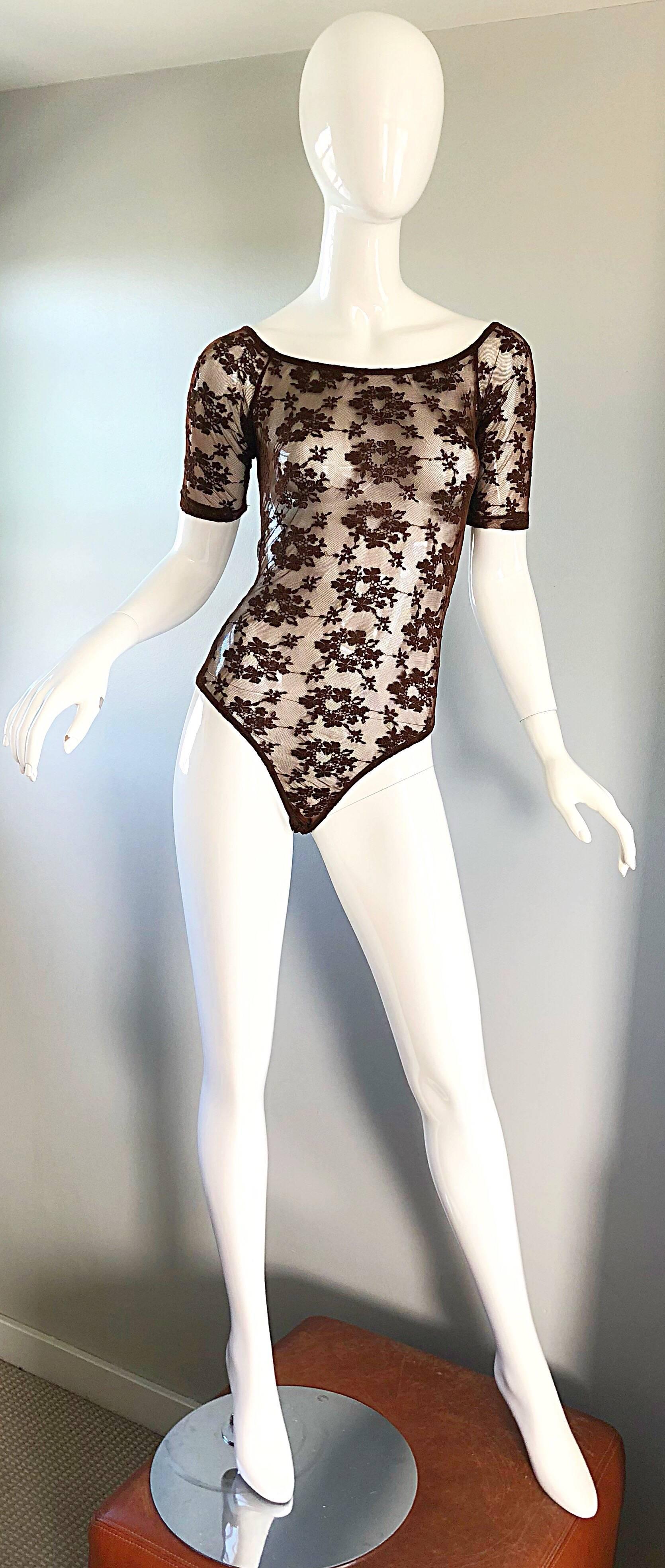 Raro e da collezione il body semi trasparente in pizzo francese marrone di RIFAT OZBEK della famigerata collezione 1994 dello stilista! Presenta una stampa floreale in pizzo marrone che ti dona moltissimo. Tre bottoni automatici sul cavallo interno