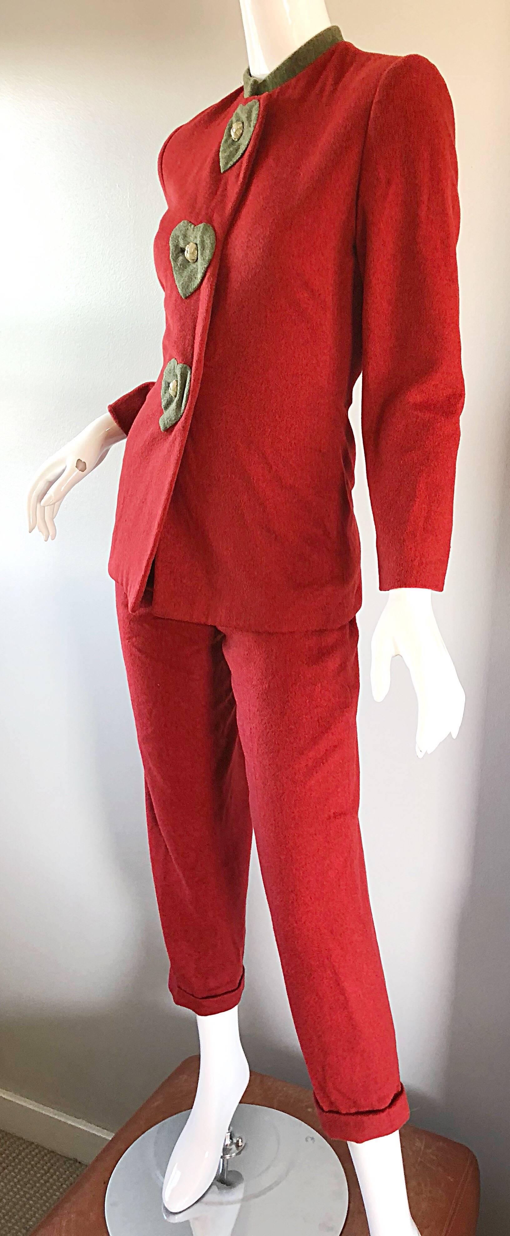 Rouge Carolina Herrera Rare tailleur pantalon rouge brique imprimé cœur fantaisie, début des années 1990, taille 6 en vente