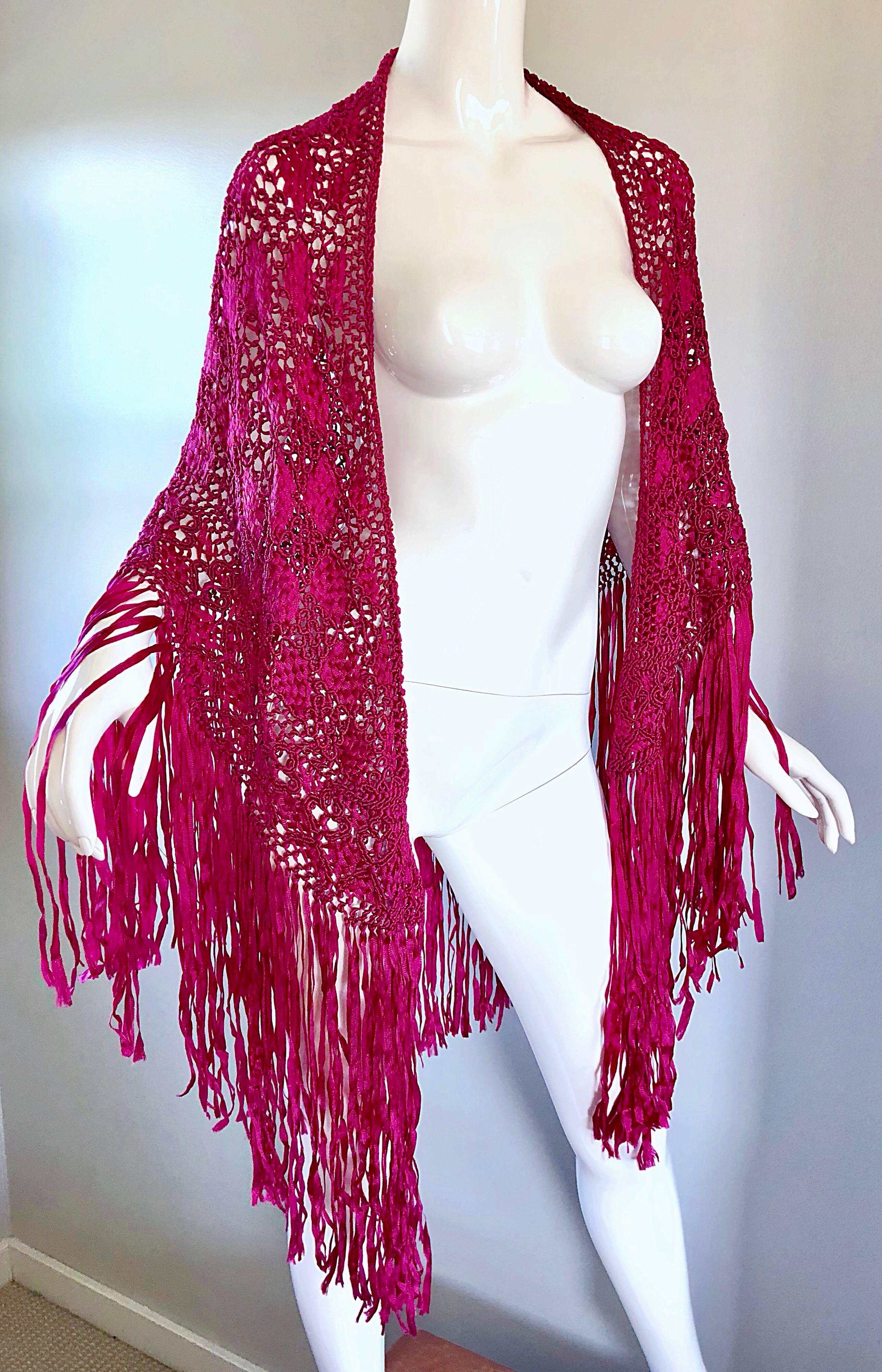 Lovely 1970s hand woven fuchsia hot pink rayon crochet extra large piano shawl! The perfect accessory to add to any outfit / ensemble! Dramatic fringe and elaborate craftmanship. In great condition. 
