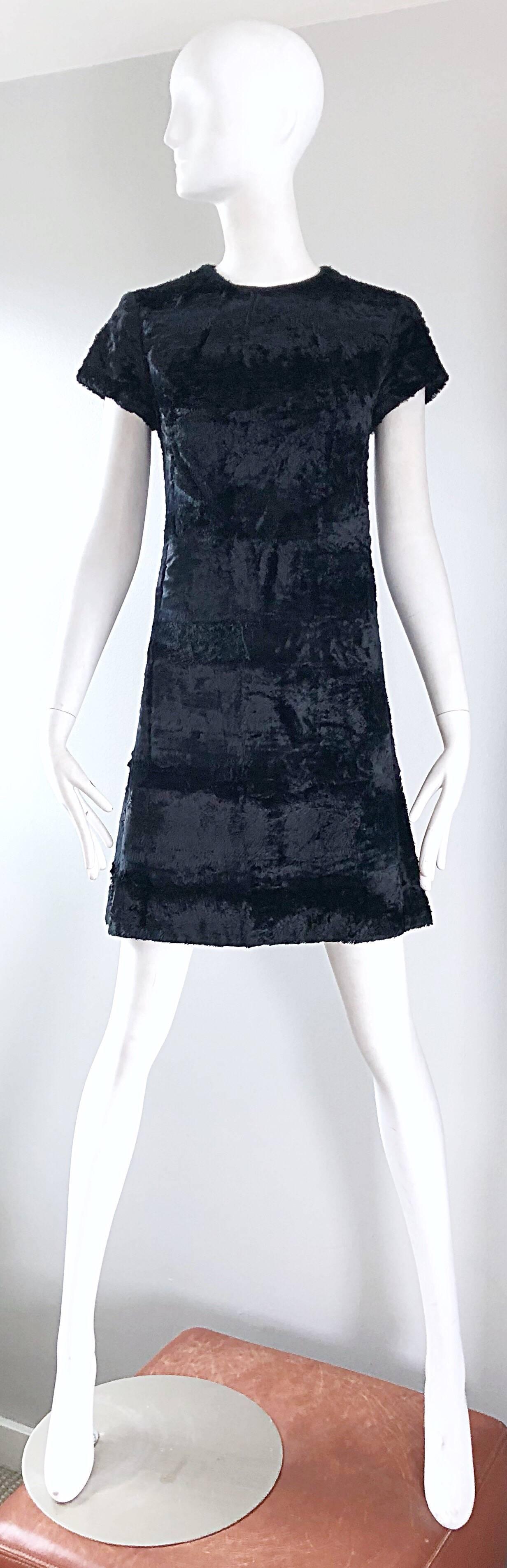 Schicke 1960er SAKS FIFTH AVE. schwarzer Kunstpelz mod A-Linie / Etuikleid! Das ist kein normales kleines schwarzes Kleid, und ich habe so etwas noch nie gesehen! Der superweiche Kunstpelzstoff fühlt sich auf der Haut fantastisch an. Tailliertes