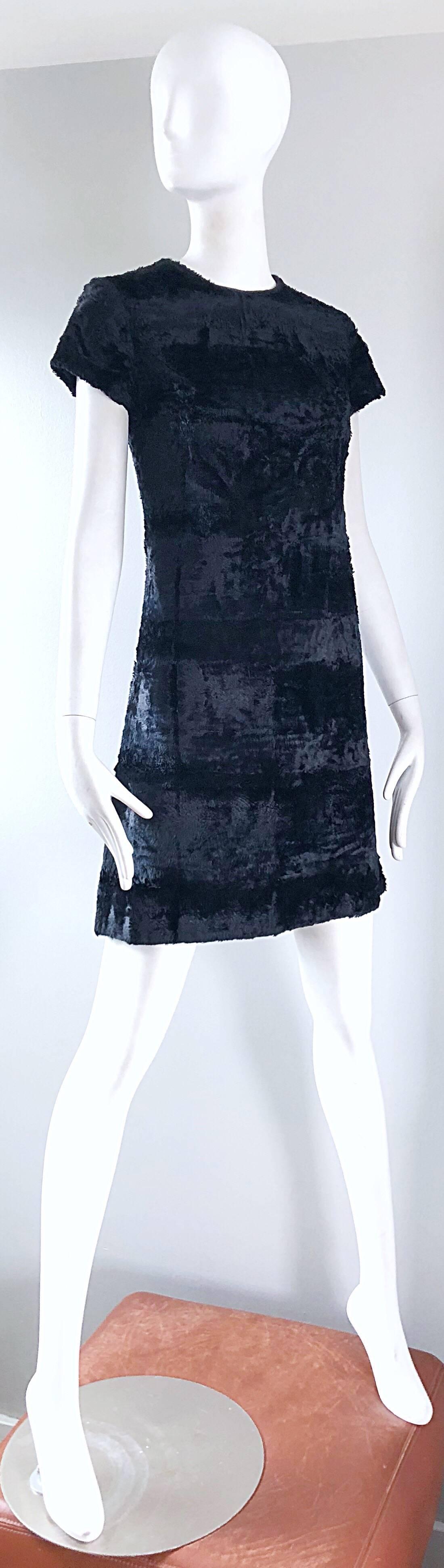 Sehickes 1960er Jahre Saks 5th Avenue Vintage-Kleid in A-Linien-Schnitt aus schwarzem Kunstpelz im Zustand „Hervorragend“ im Angebot in San Diego, CA