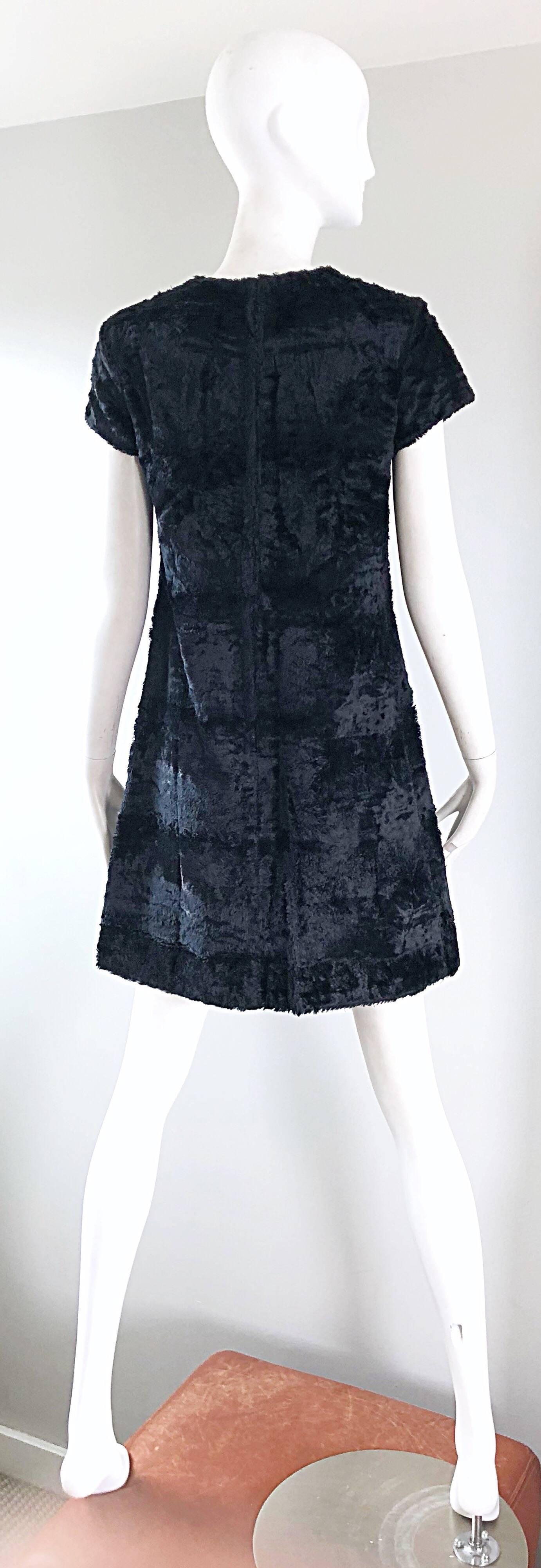 Saks 5th Avenue Robe courte chic en fausse fourrure noire, ligne tendance vintage des années 1960 Pour femmes en vente