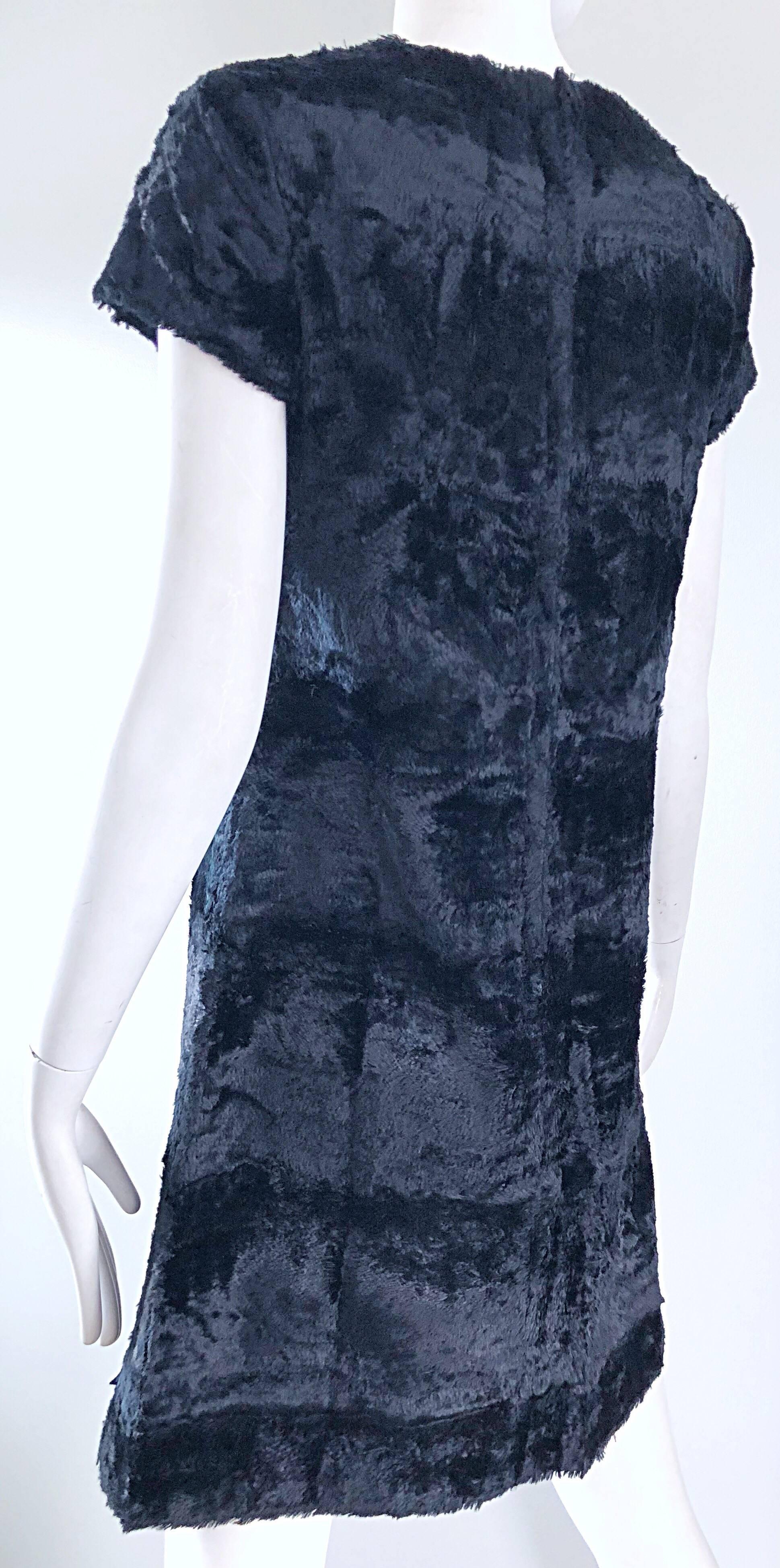 Women's Chic 1960s Saks 5th Avenue Faux Fur Black Shift A - Line Mod Vintage 60s Dress For Sale