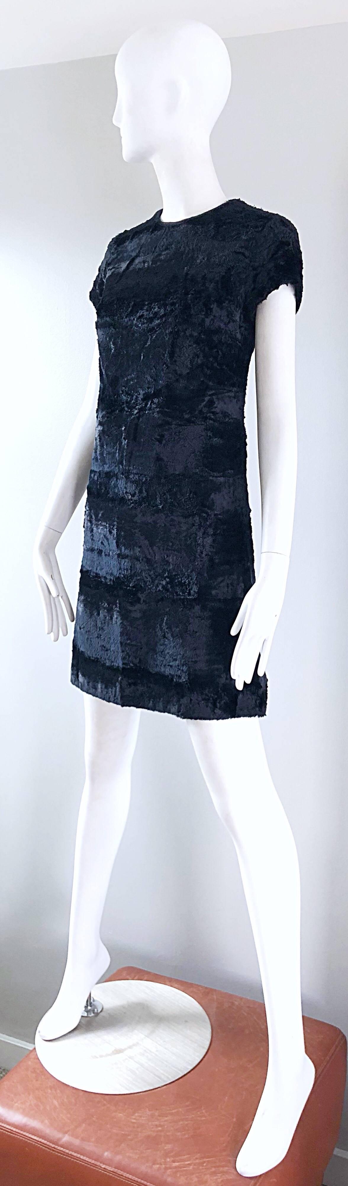 Saks 5th Avenue Robe courte chic en fausse fourrure noire, ligne tendance vintage des années 1960 en vente 4