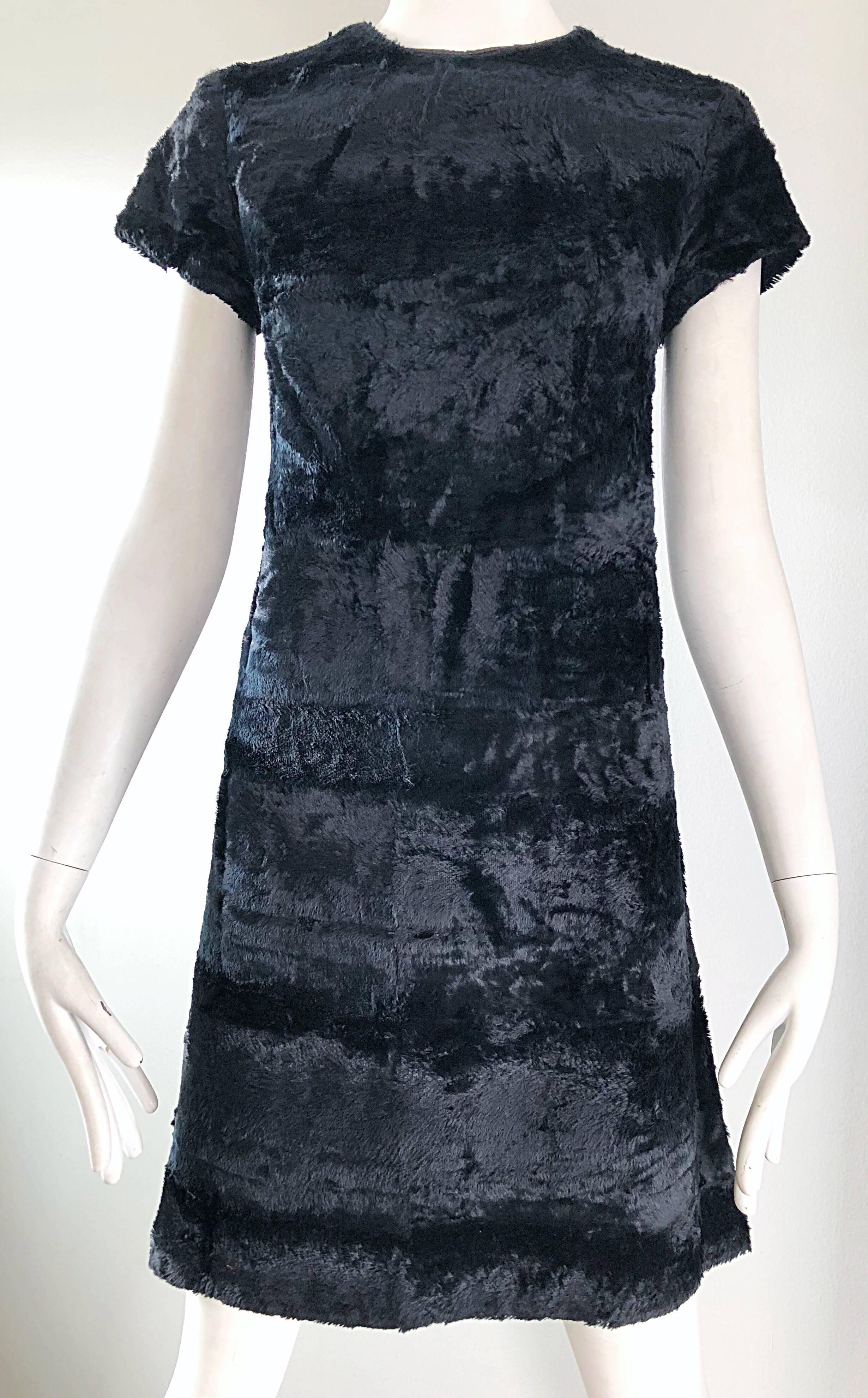 Chic 1960s Saks 5th Avenue Faux Fur Black Shift A - Line Mod Vintage 60s Dress For Sale 3