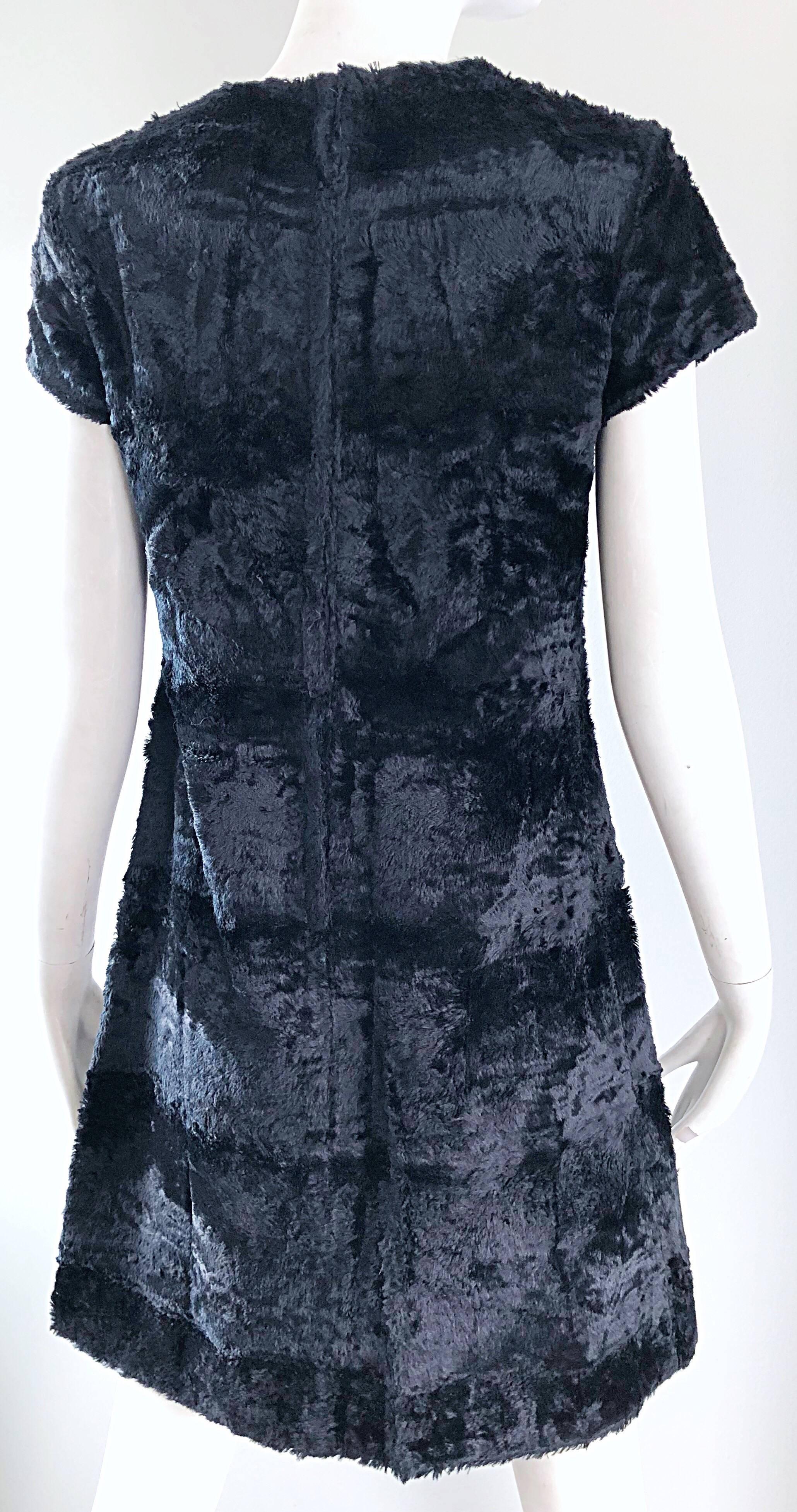 Saks 5th Avenue Robe courte chic en fausse fourrure noire, ligne tendance vintage des années 1960 en vente 6