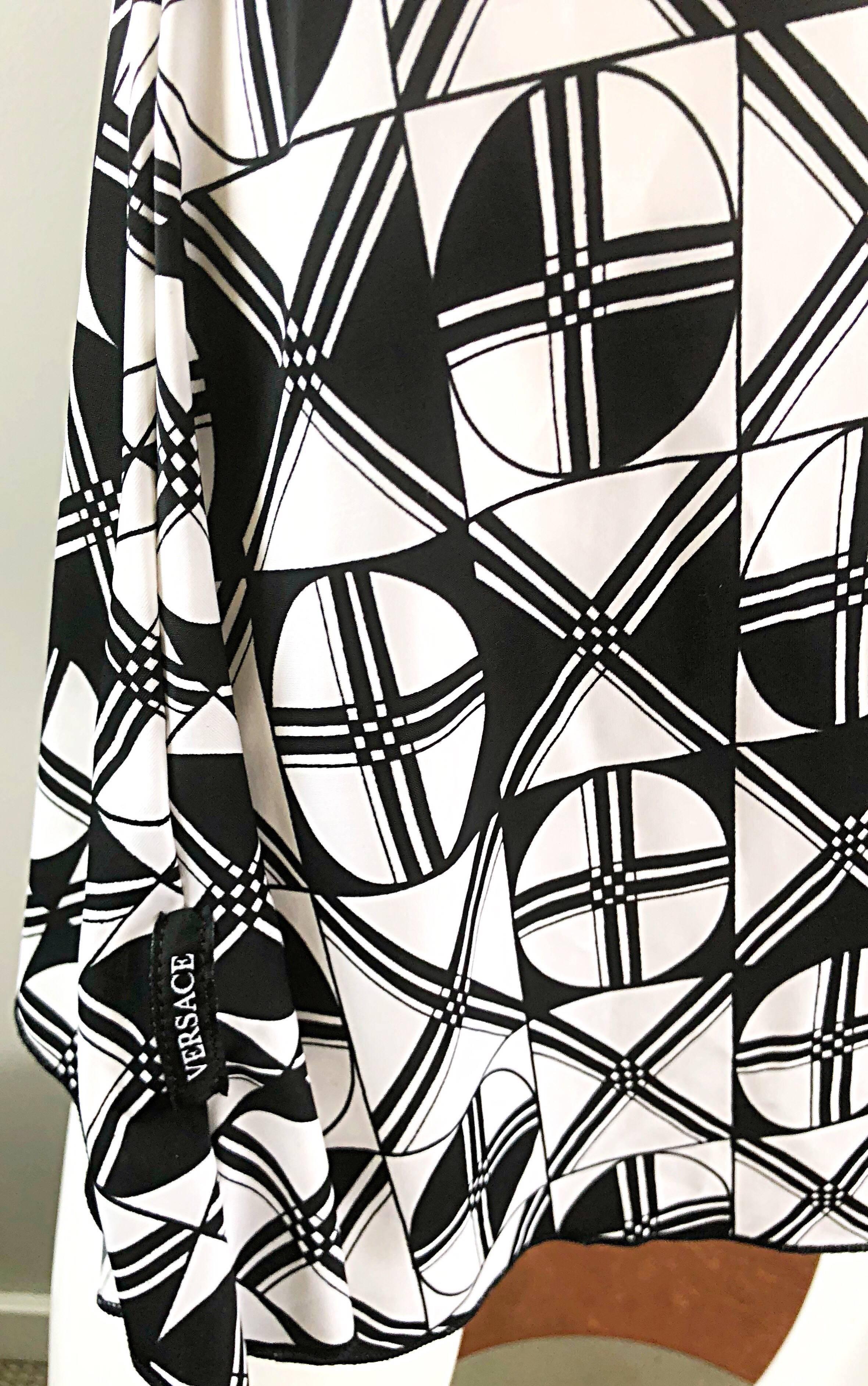 Gris Robe dos nu vintage noire et blanche abstraite des années 1990 de Gianni Versace Versus en vente