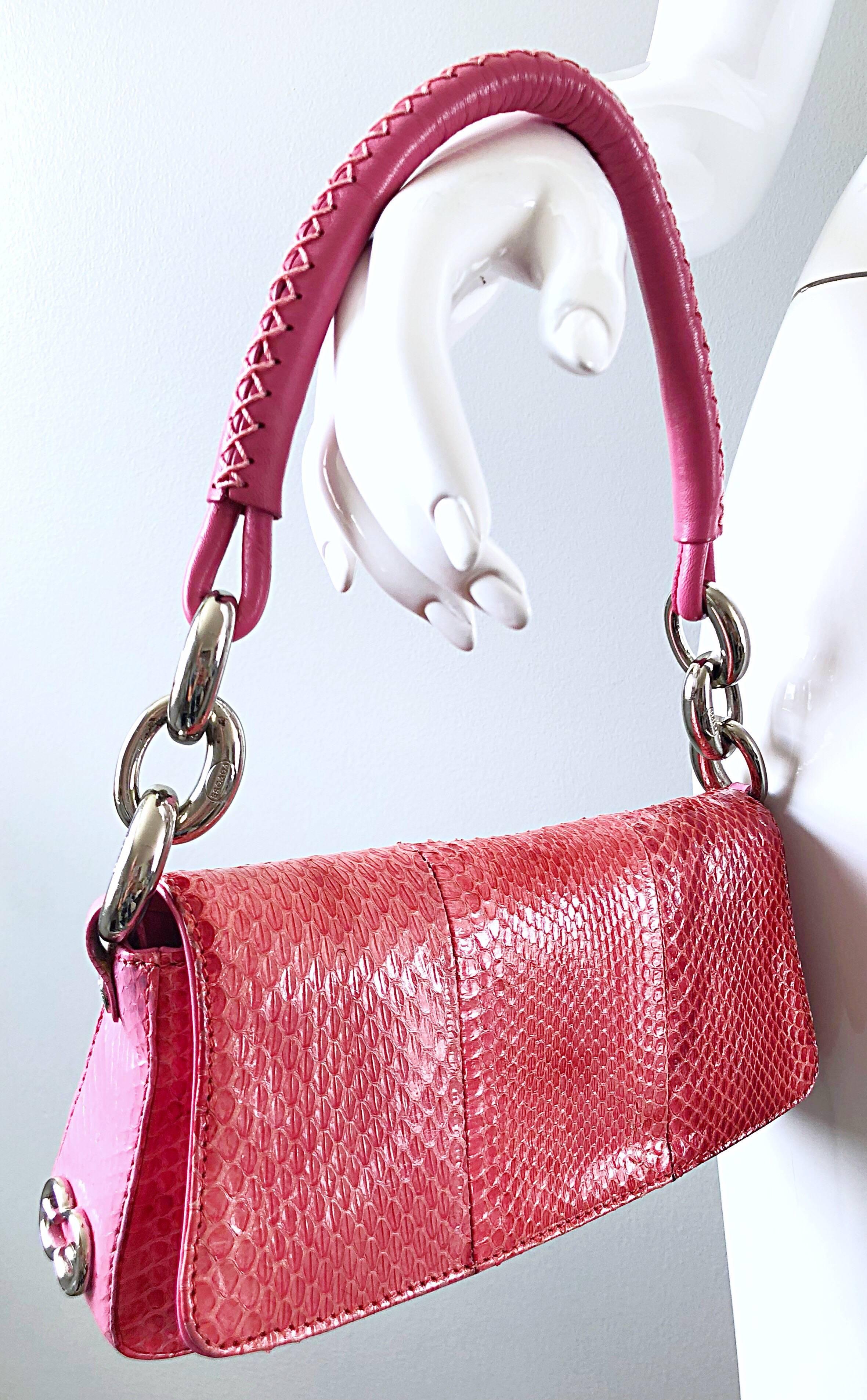 Schöne frühe 2000er ESCADA rosa Patchwork Python Schlangenhaut Abendtasche! Verschiedene Schattierungen von rosa Python passen zu allem! Vorder- und Rückseite sind in einem etwas dunkleren Rosa gehalten, während die Seiten und der Boden in einem