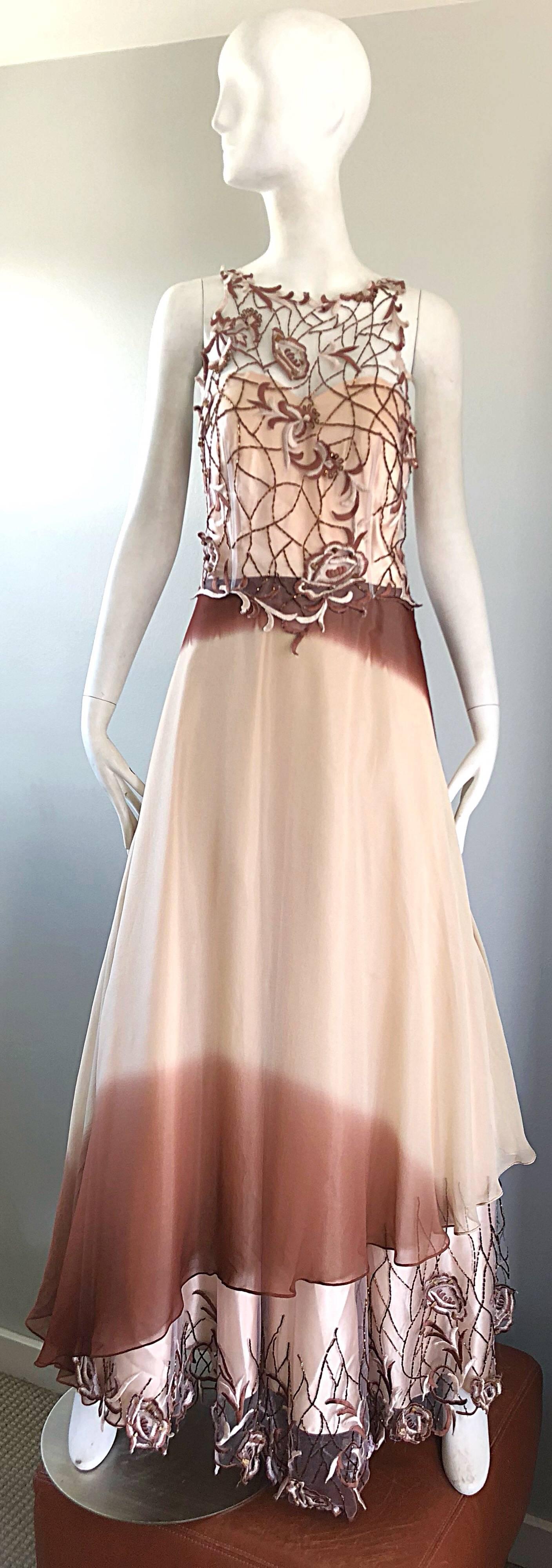 ¡Precioso vestido de noche entero de gasa de seda con cuentas ombre de los años 90 de MAX NUGUS HAUTE COUTURE! Colores cálidos de rosa, melocotón y marrón. Corpiño sin mangas de crochet con cuentas intrincadas. El mismo detalle de ganchillo en el