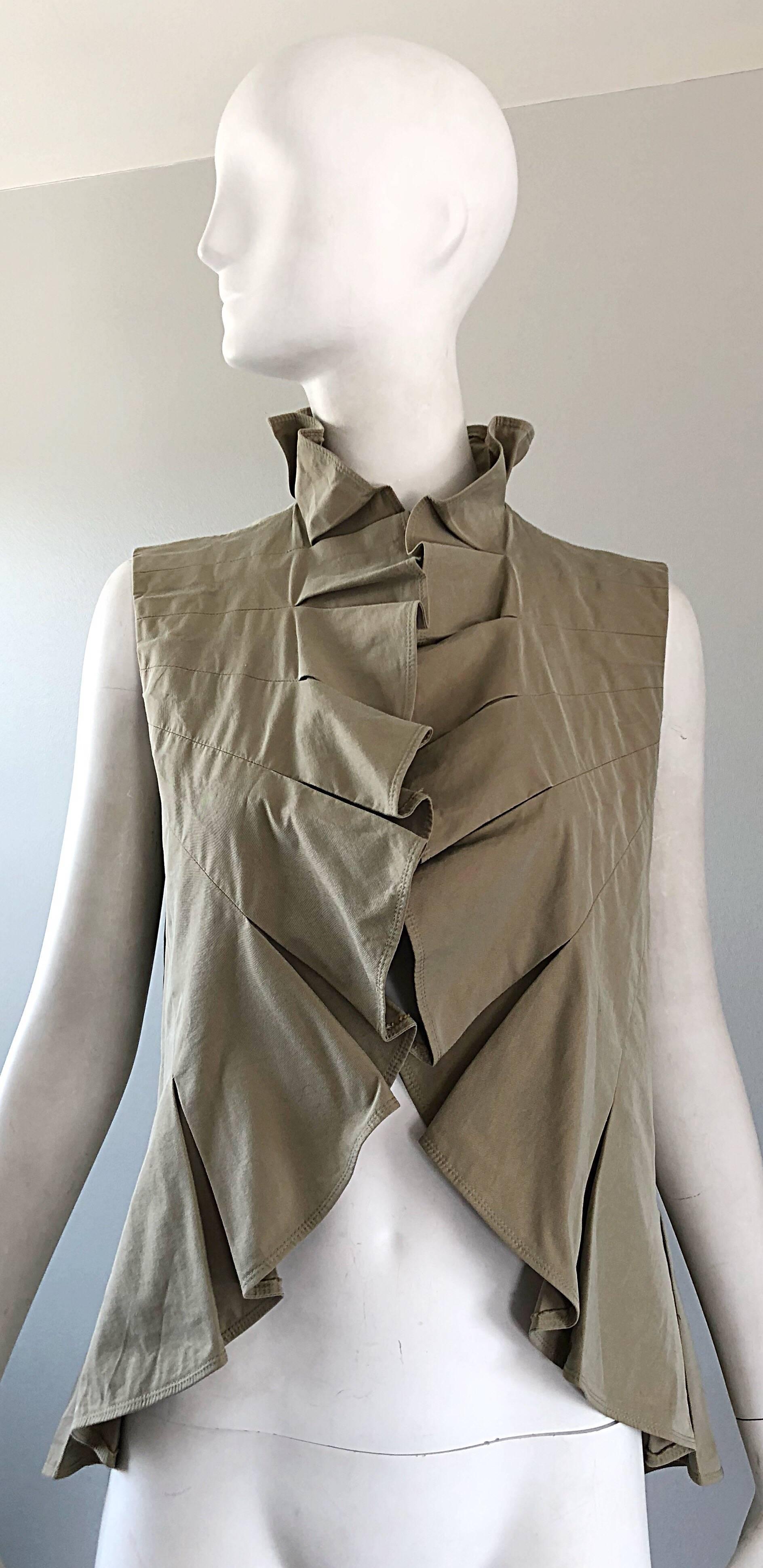 Essential YVES SAINT LAURENT YSL S/S 2012 sleeveless cotton safari ruffle vest! Khaki color matches anything, and is perfect all year round. Open front style make this gem easy to wear. Can be worn belted or alone. In great unworn condition.
Made in