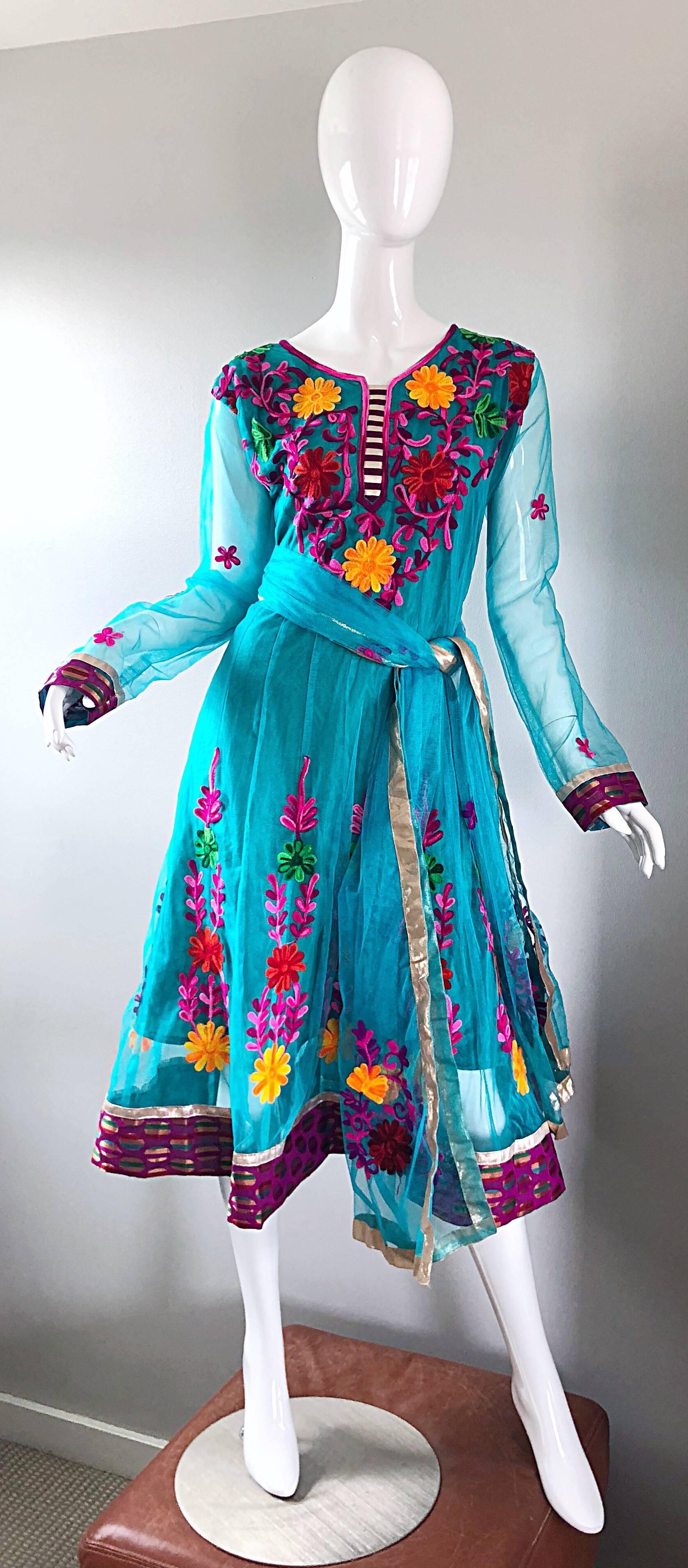 Superbe robe indienne boho kurta des années 1970, bleu turquoise, colorée et brodée, avec ceinture ! Les fleurs brodées à la main sont de couleurs vives : fuchsia, violet, rouge, jaune marigold, rose et vert. Superposition de gaze avec des manches