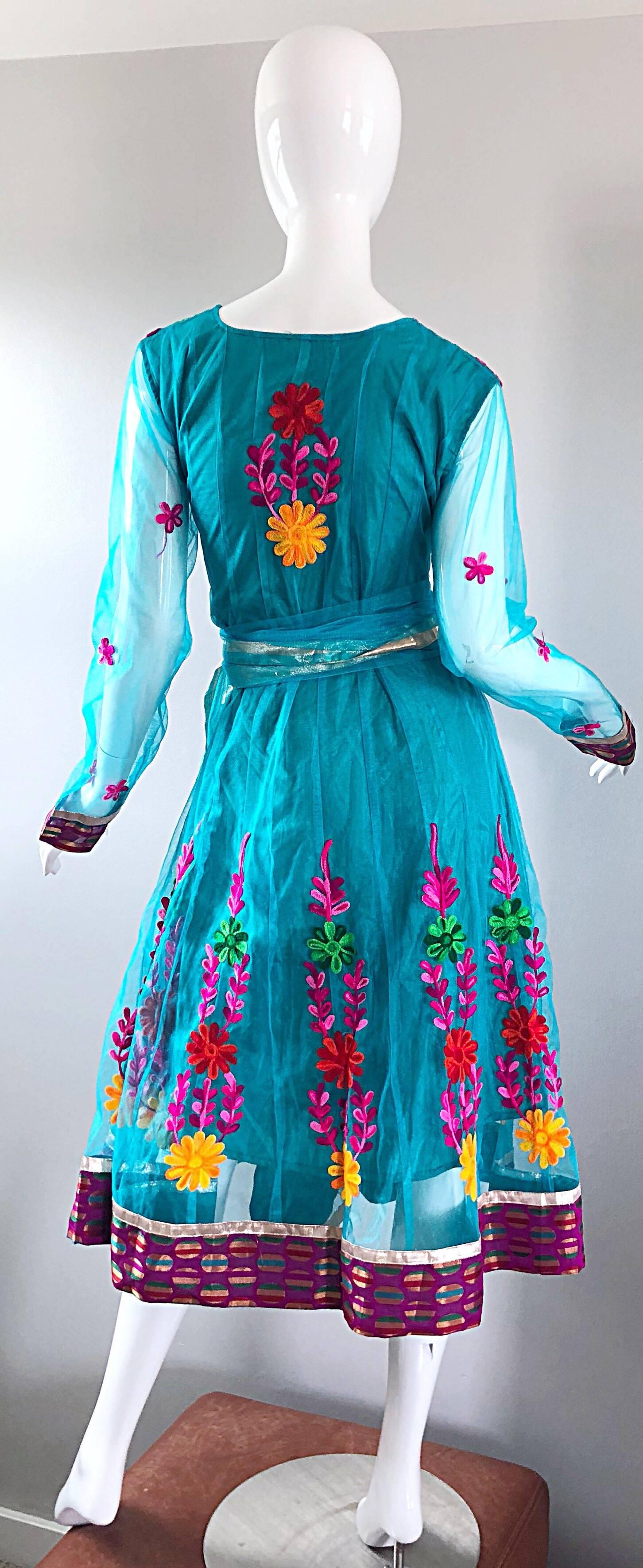 Magnifique robe Kurta indienne brodée bleu turquoise des années 1970 + ceinture Excellent état - En vente à San Diego, CA