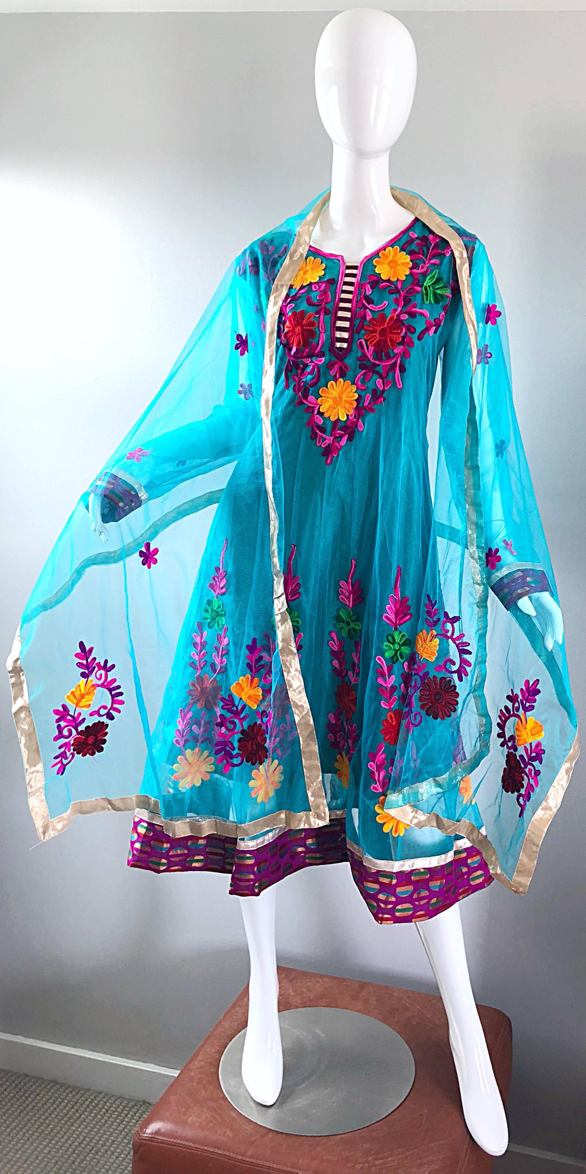 Gorgeous 1970s Turquoise Blue Embroidered Vintage Indian Kurta 70s Dress + Sash In Excellent Condition For Sale In San Diego, CA