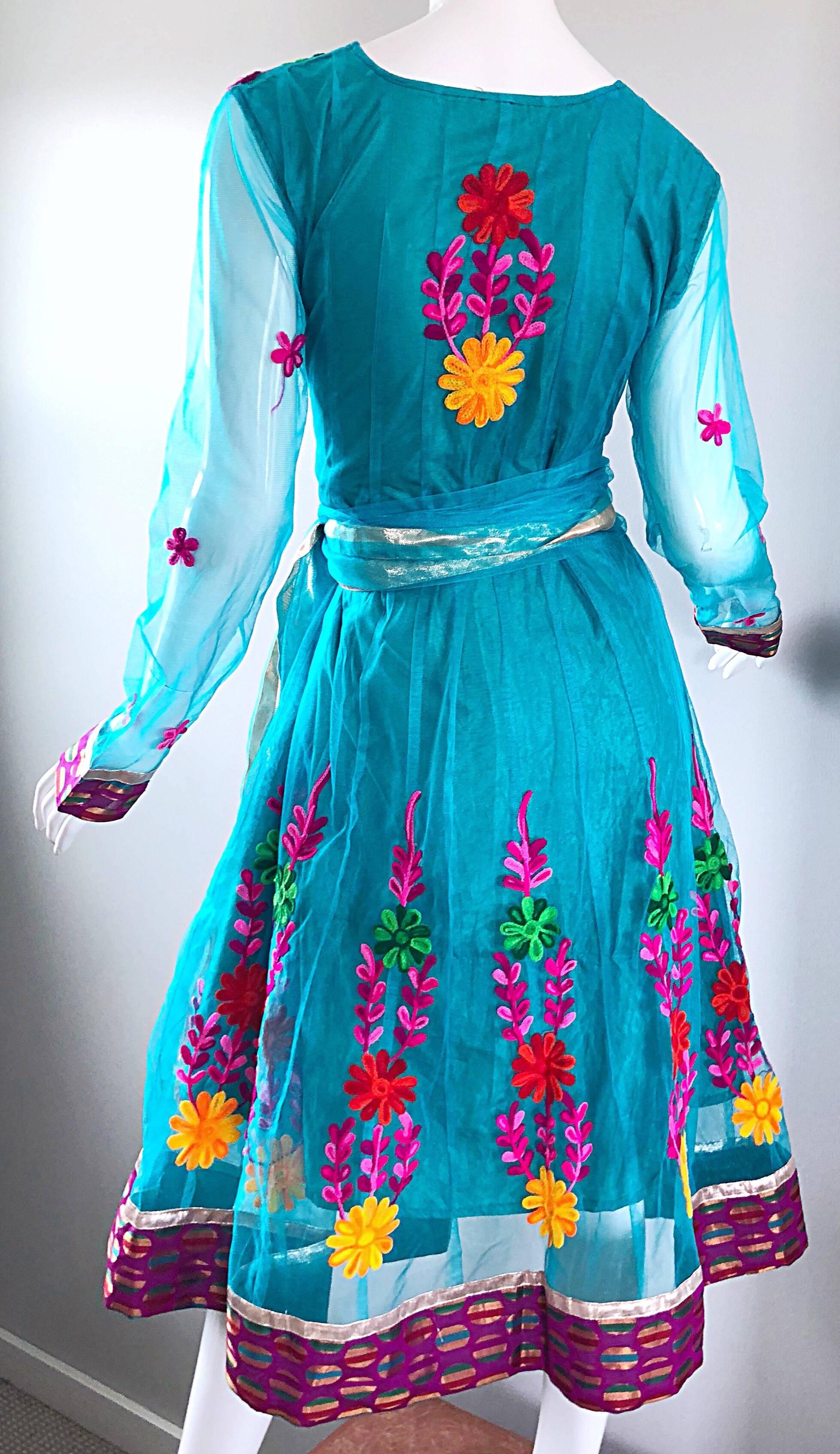 Women's Gorgeous 1970s Turquoise Blue Embroidered Vintage Indian Kurta 70s Dress + Sash For Sale