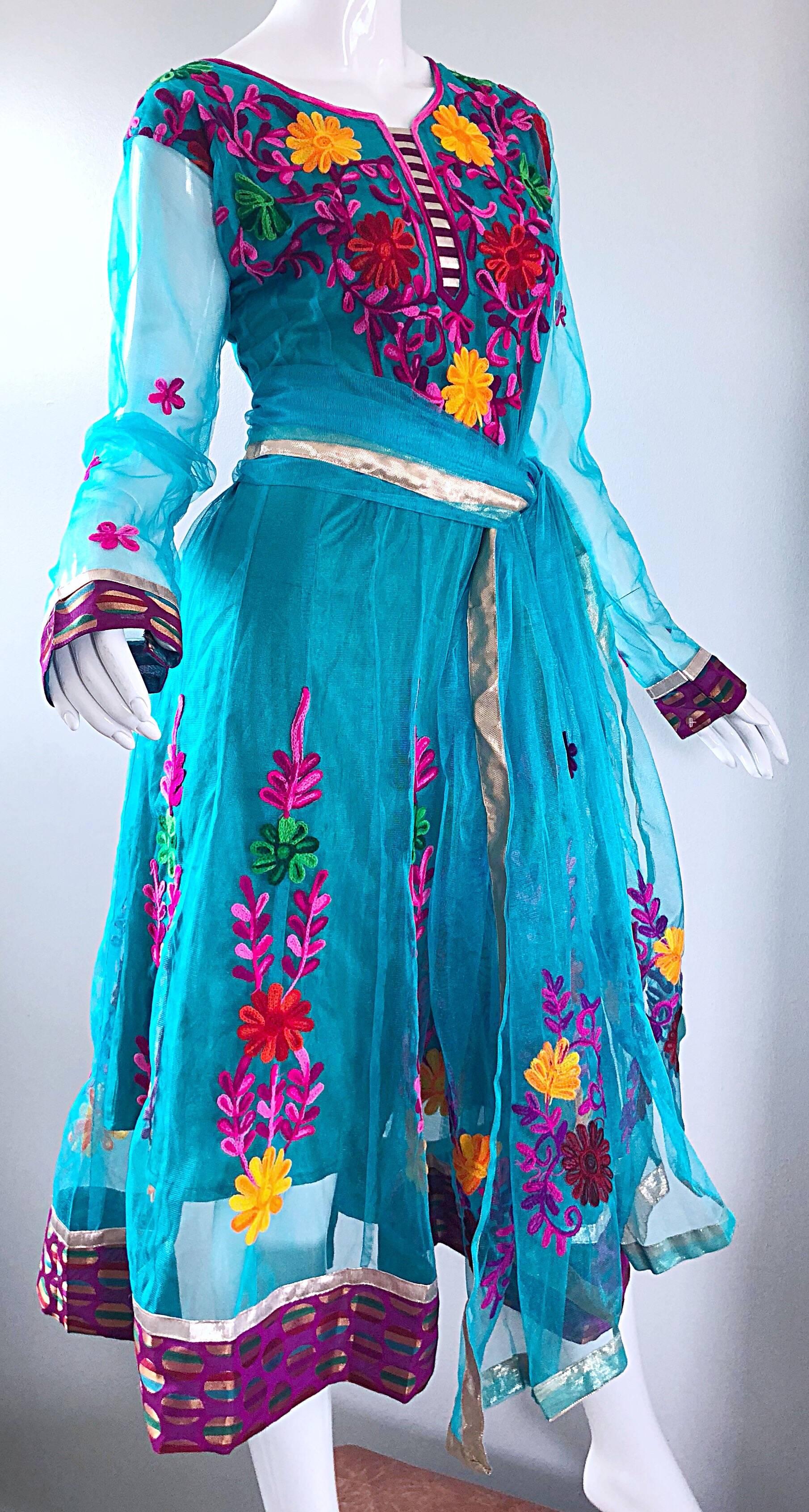 Gorgeous 1970s Turquoise Blue Embroidered Vintage Indian Kurta 70s Dress + Sash For Sale 1