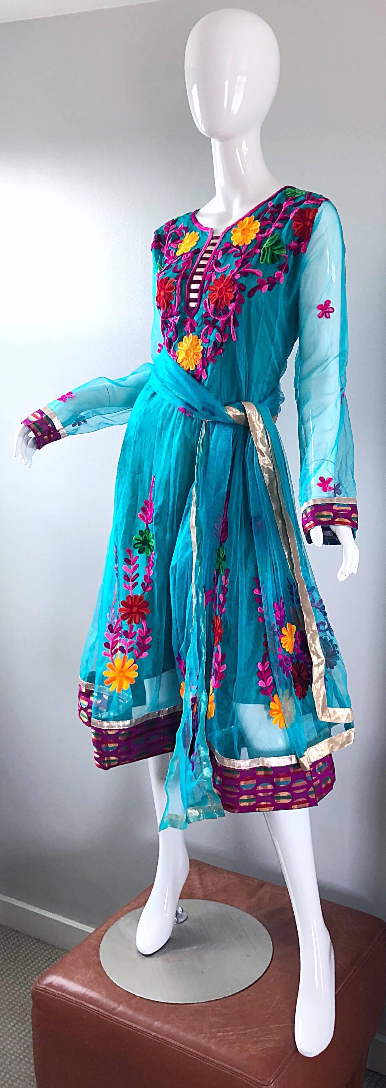 Gorgeous 1970s Turquoise Blue Embroidered Vintage Indian Kurta 70s Dress + Sash For Sale 2