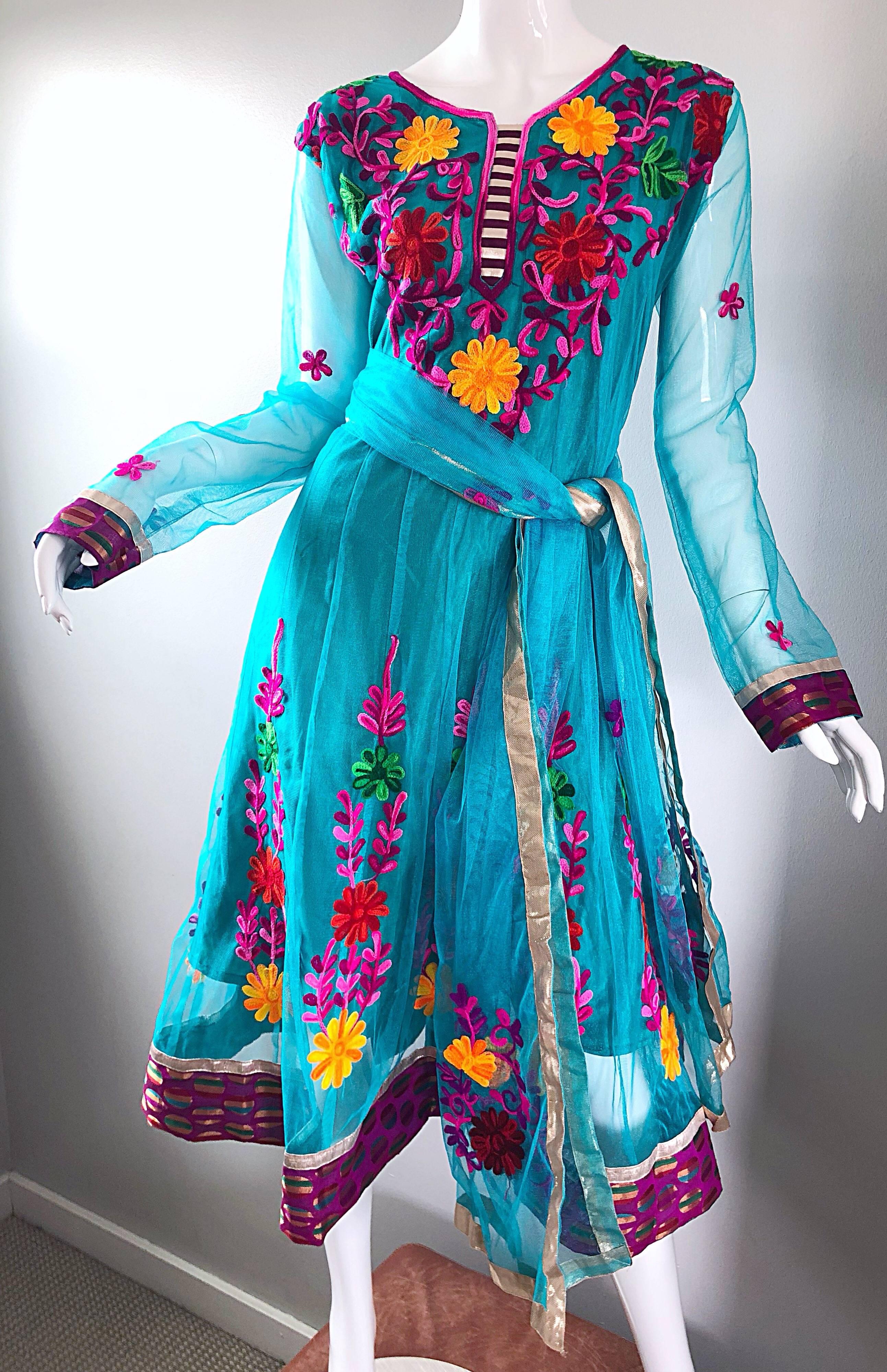 Gorgeous 1970s Turquoise Blue Embroidered Vintage Indian Kurta 70s Dress + Sash For Sale 3