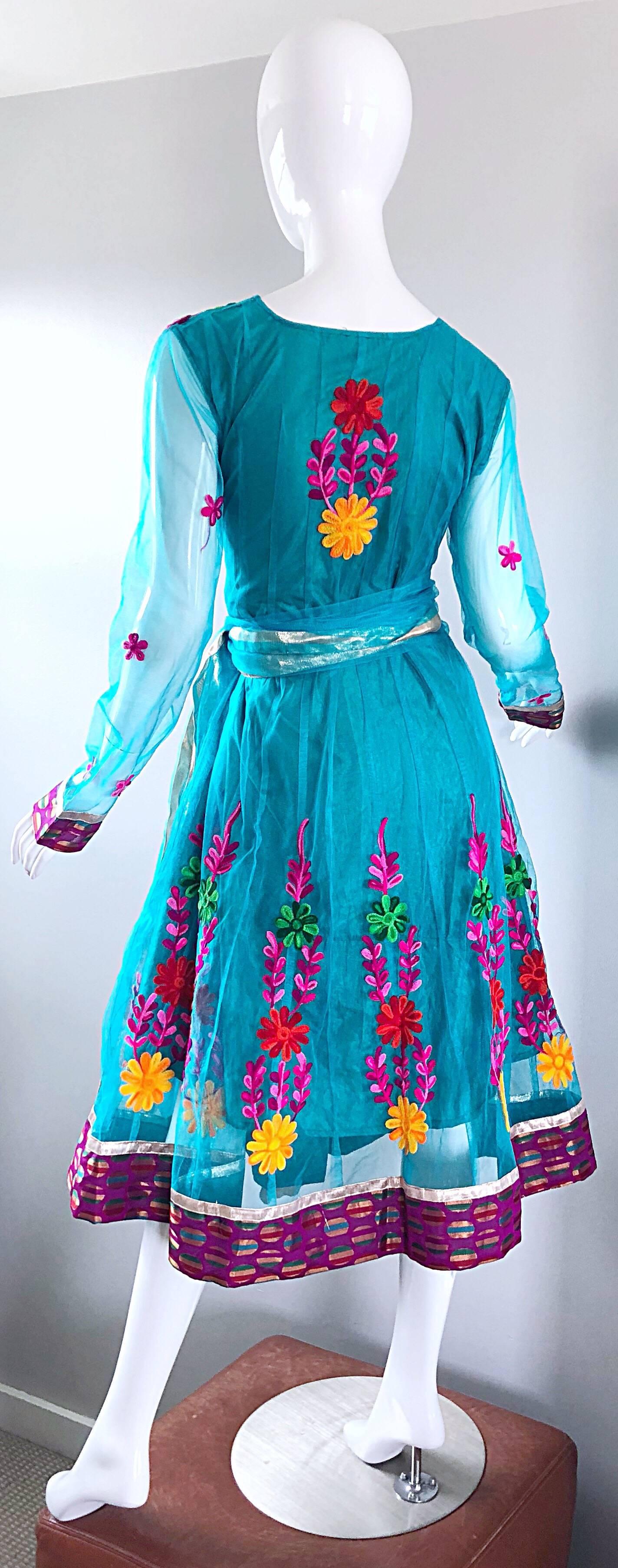 Gorgeous 1970s Turquoise Blue Embroidered Vintage Indian Kurta 70s Dress + Sash For Sale 4