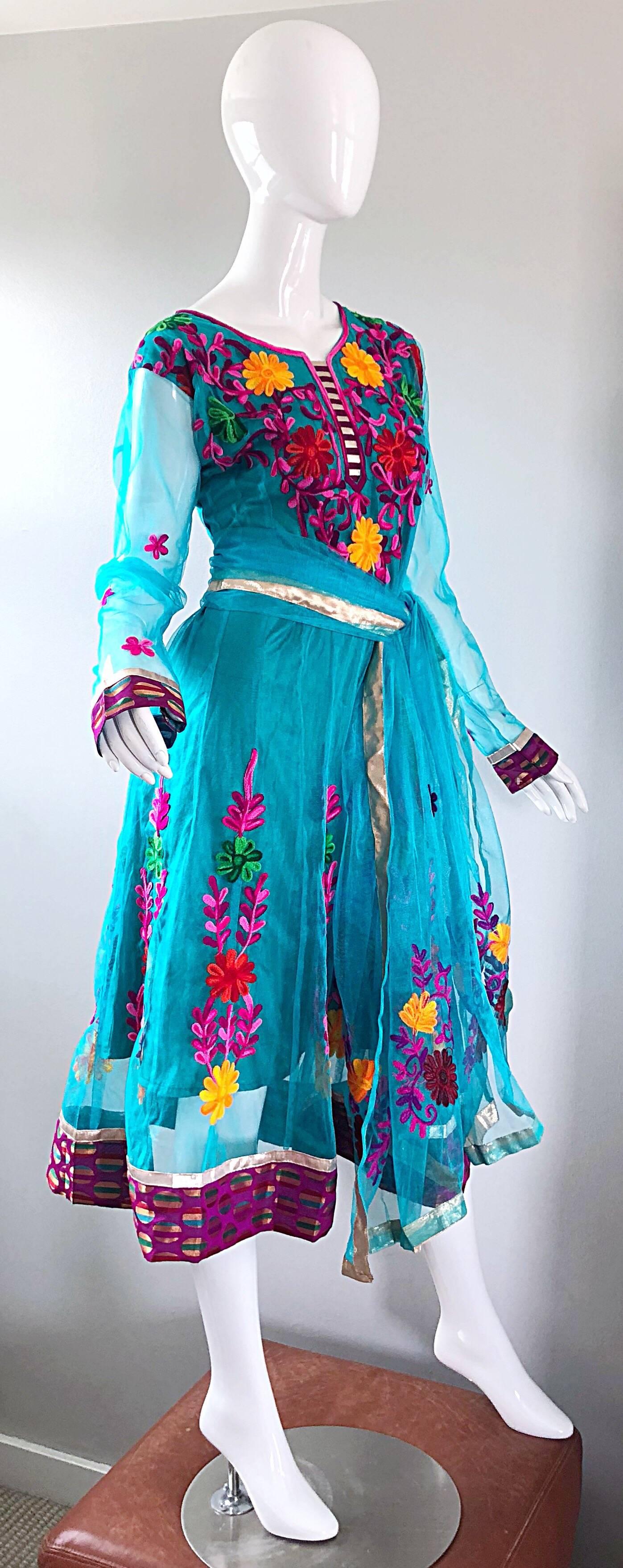 Gorgeous 1970s Turquoise Blue Embroidered Vintage Indian Kurta 70s Dress + Sash For Sale 5