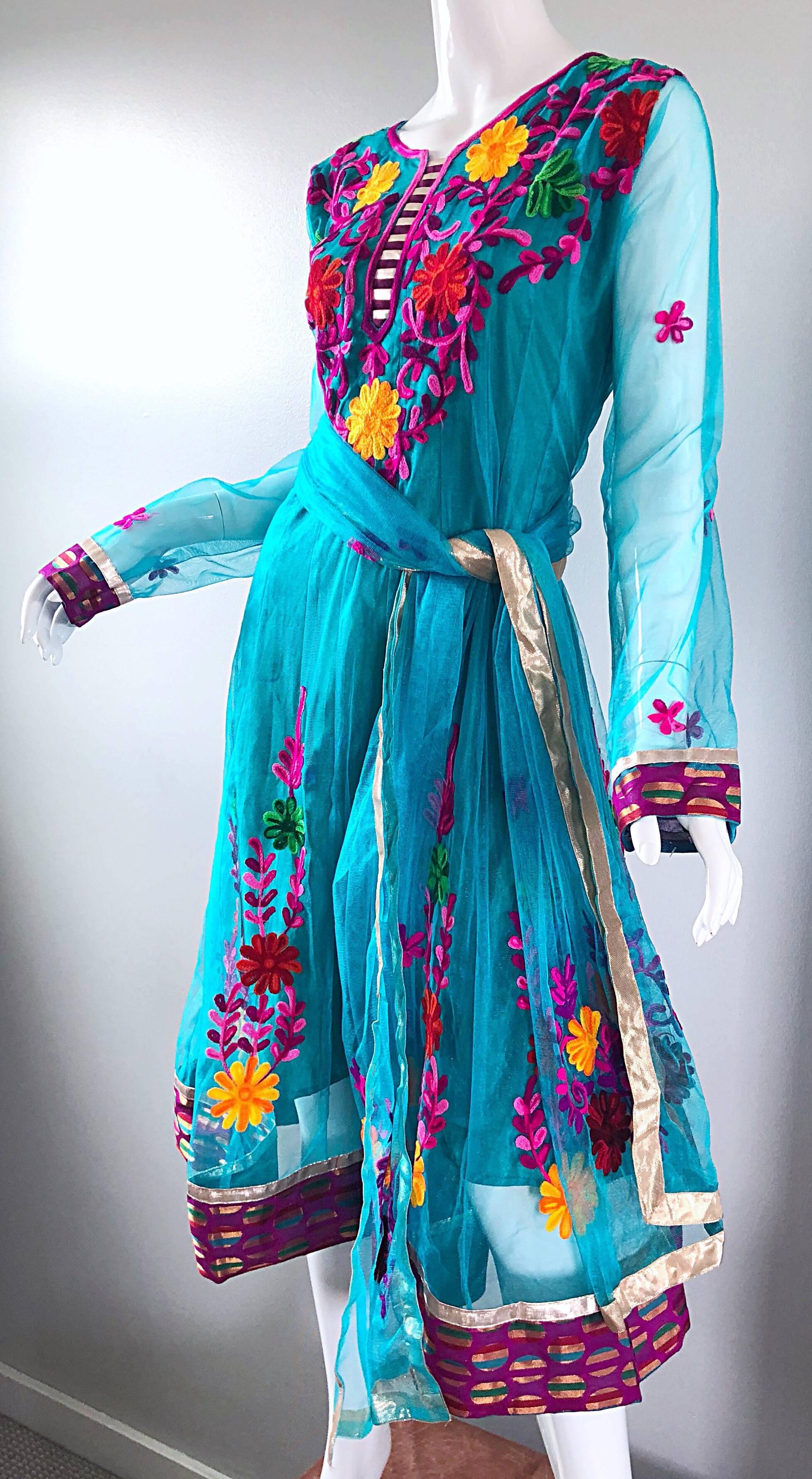 Gorgeous 1970s Turquoise Blue Embroidered Vintage Indian Kurta 70s Dress + Sash For Sale 6