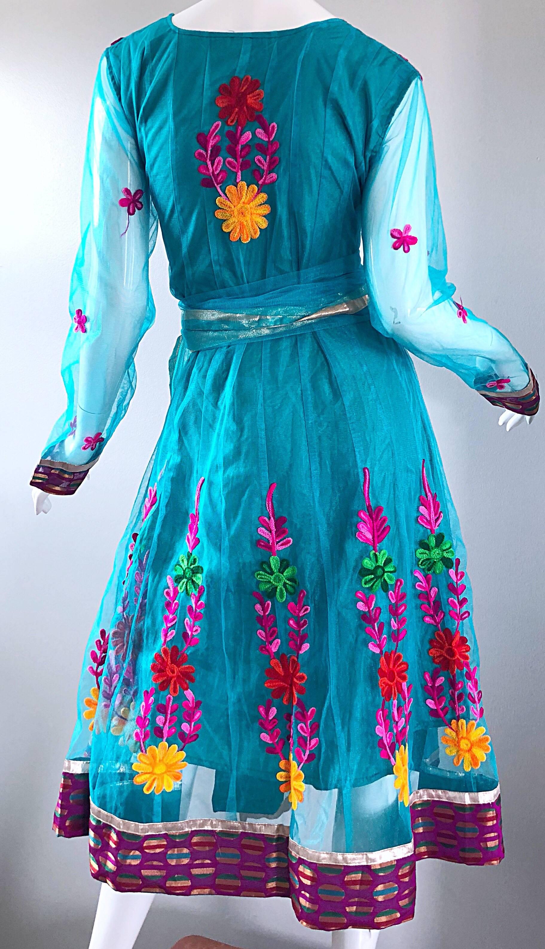 Gorgeous 1970s Turquoise Blue Embroidered Vintage Indian Kurta 70s Dress + Sash For Sale 8