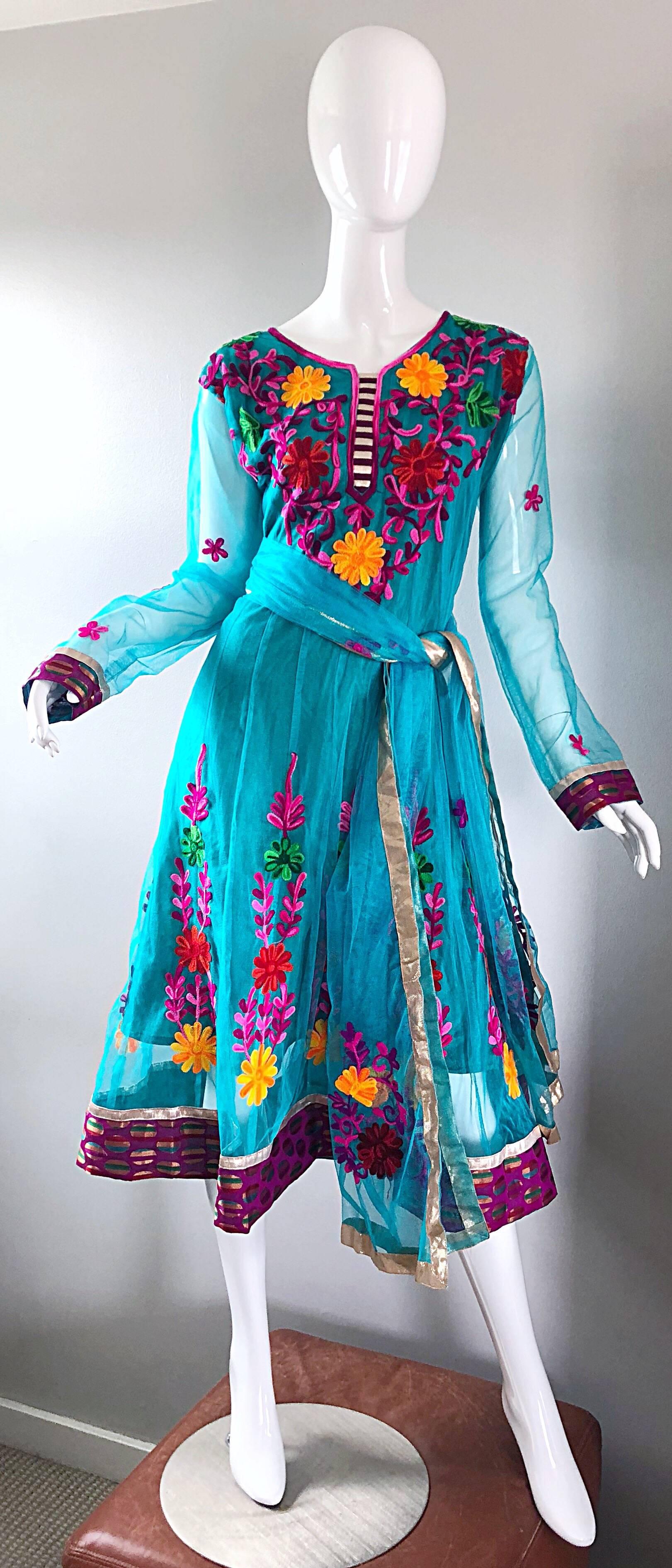 Gorgeous 1970s Turquoise Blue Embroidered Vintage Indian Kurta 70s Dress + Sash For Sale 9