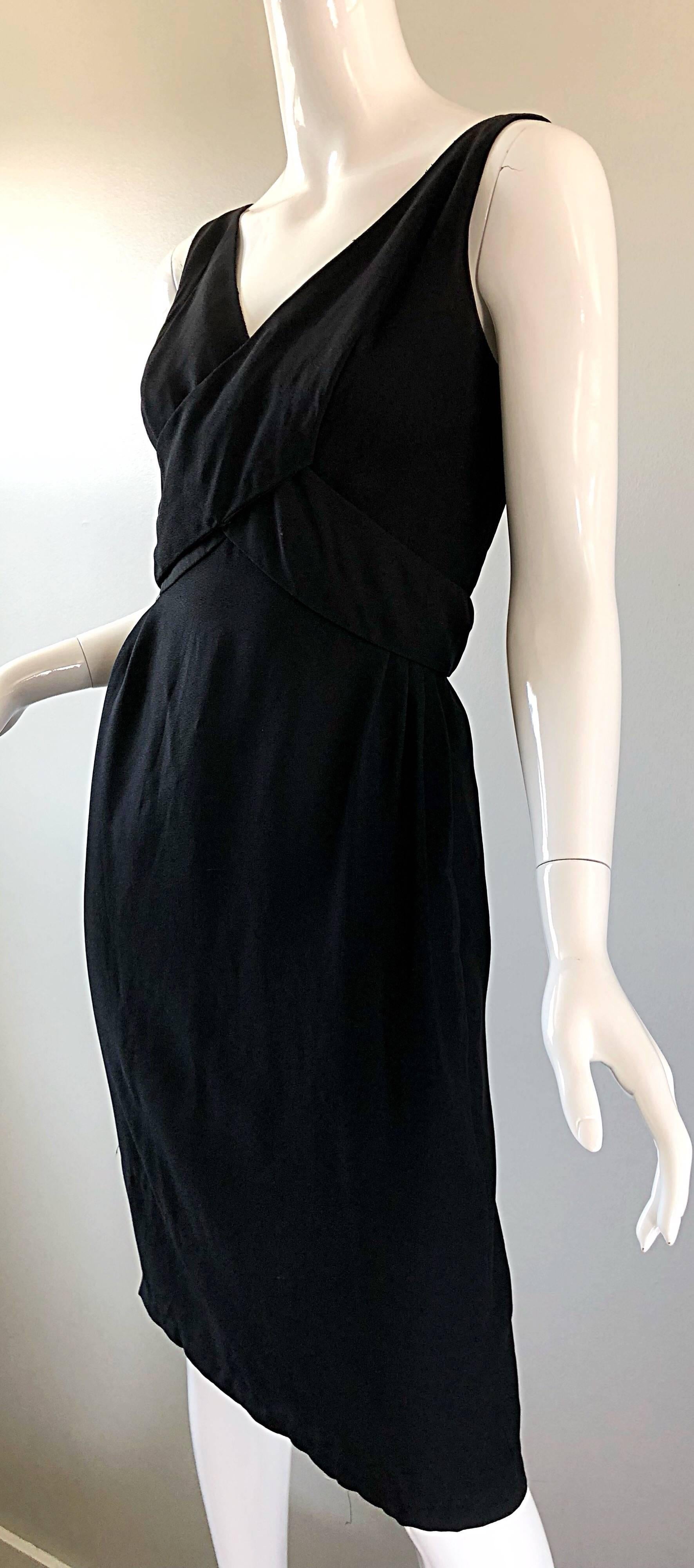1950s Chic Crepe Sin Mangas Perfecto Vintage 50s Pequeño Vestido Negro Vaina en venta 1