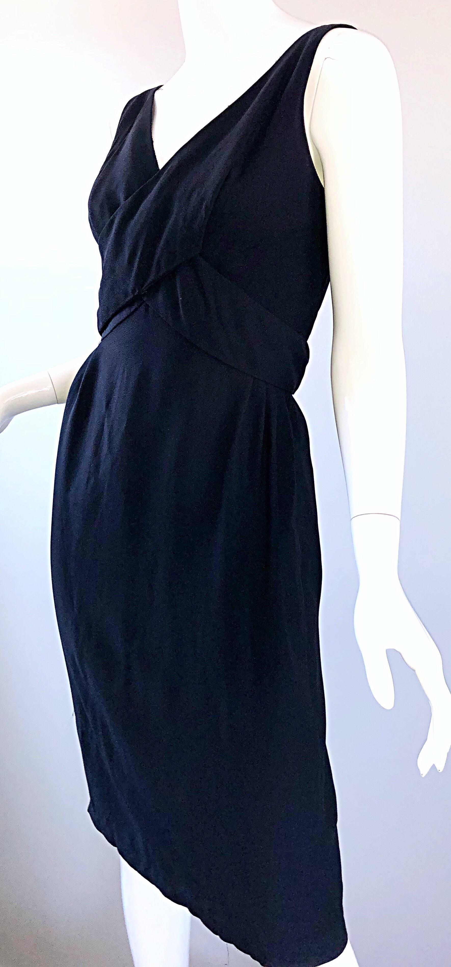 1950s Chic Crepe Sin Mangas Perfecto Vintage 50s Pequeño Vestido Negro Vaina en venta 7