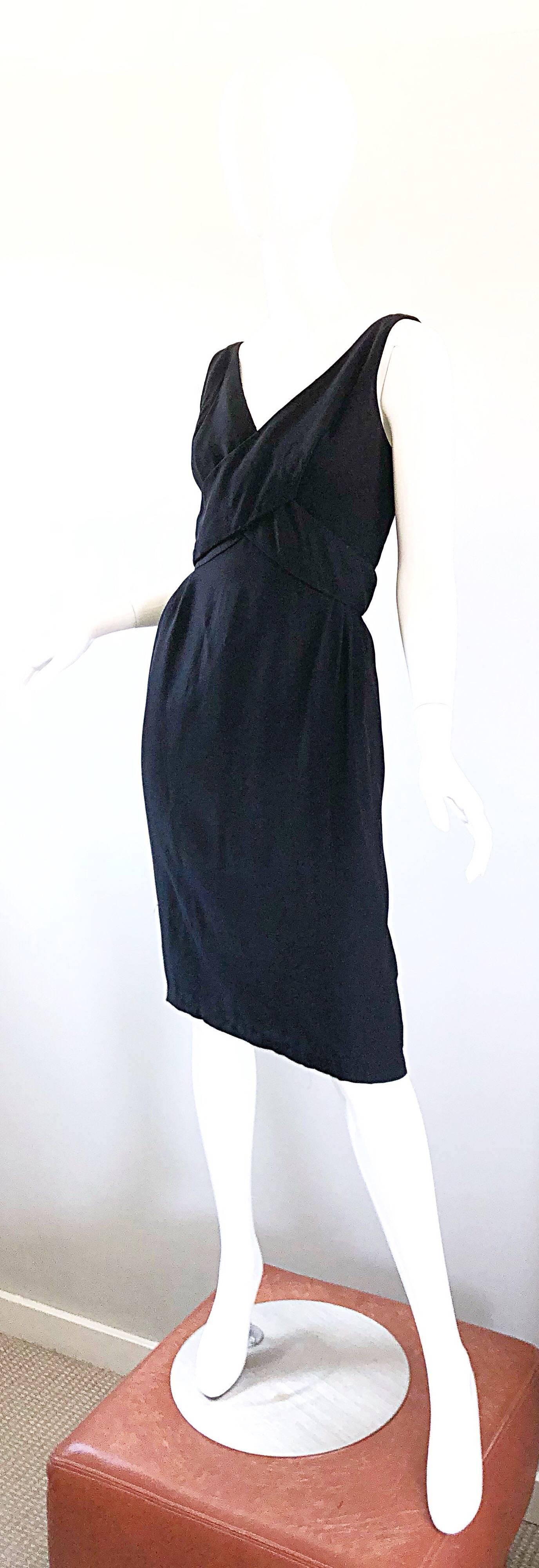 1950s Chic Crepe Sin Mangas Perfecto Vintage 50s Pequeño Vestido Negro Vaina en venta 9