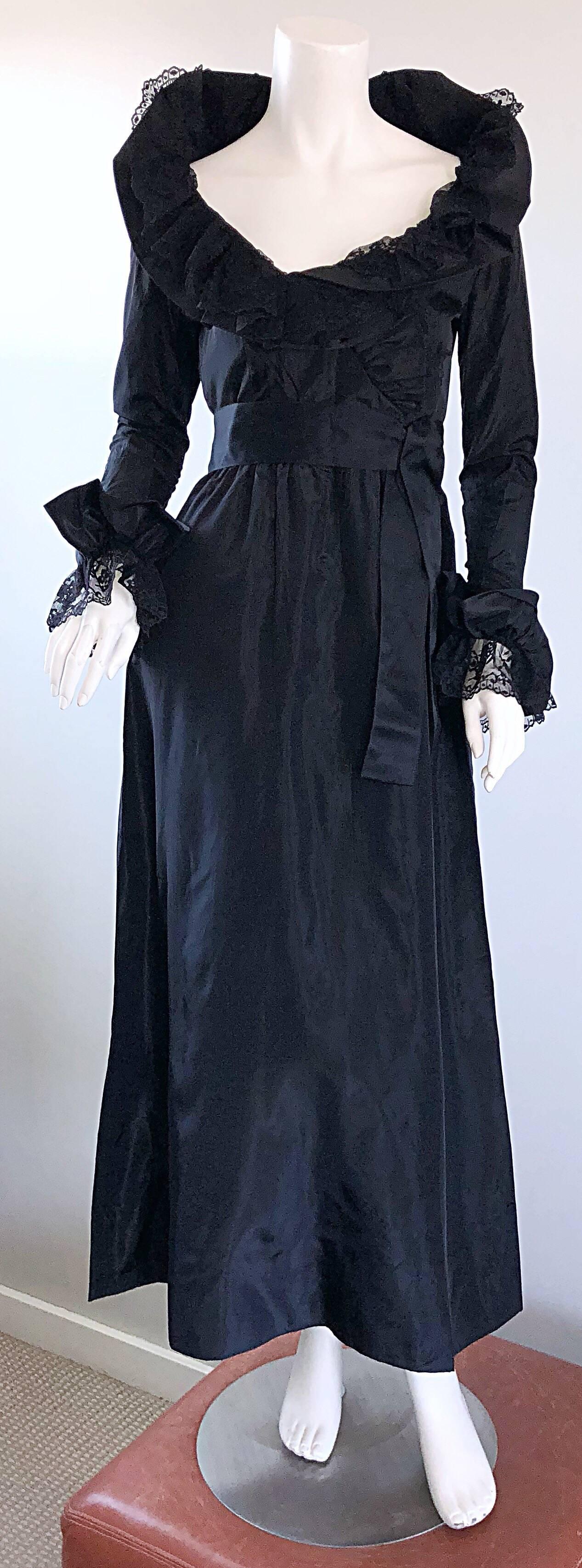 ¡Precioso vestido de noche vintage BILL BLASS de alta costura de tafetán de seda negro y encaje! Presenta un lujoso tafetán de seda negro, con detalles de encaje francés negro por toda la prenda. El cuello de tafetán con volantes presenta una